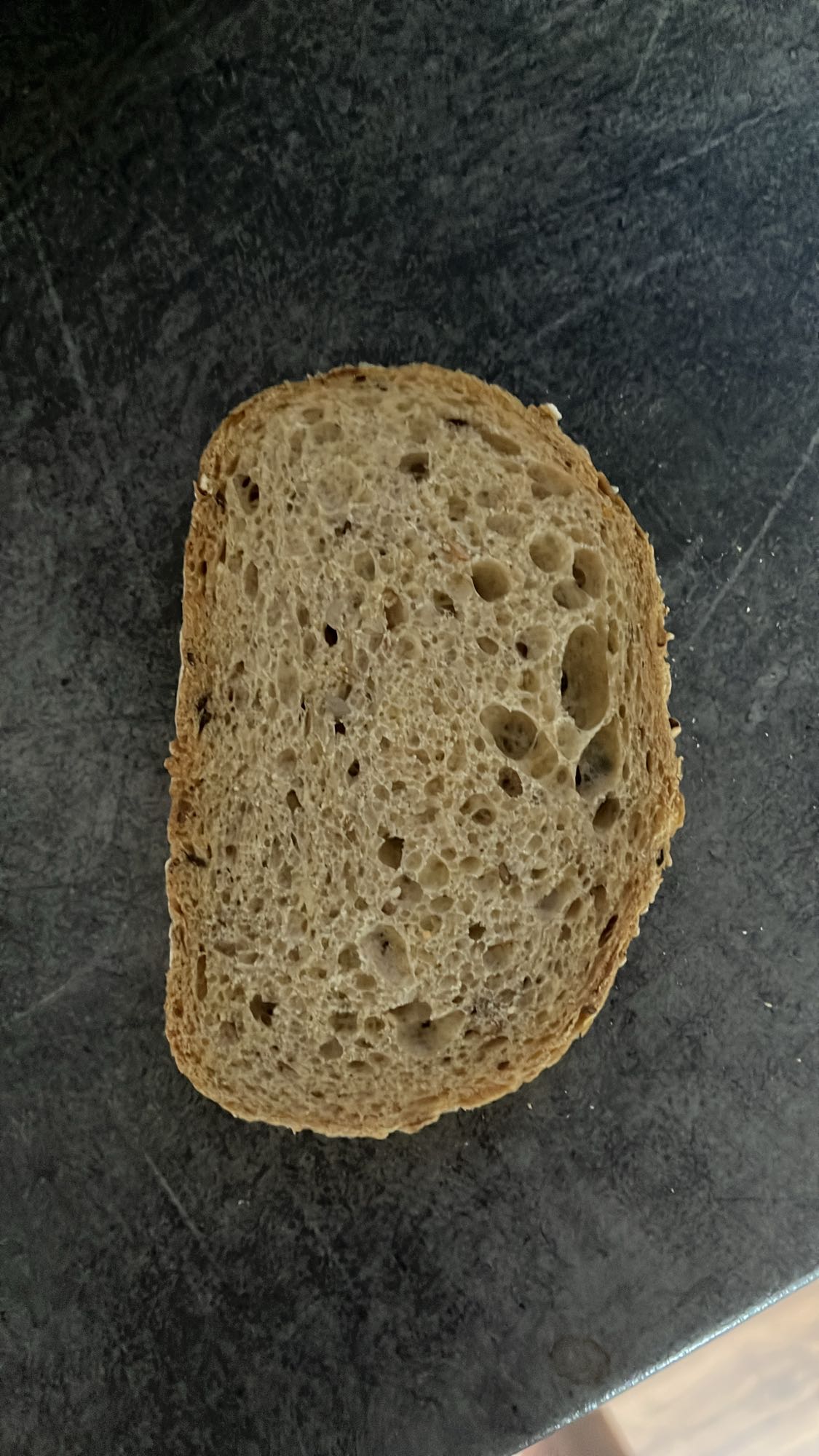 Kromka chleba pełnoziarnistego