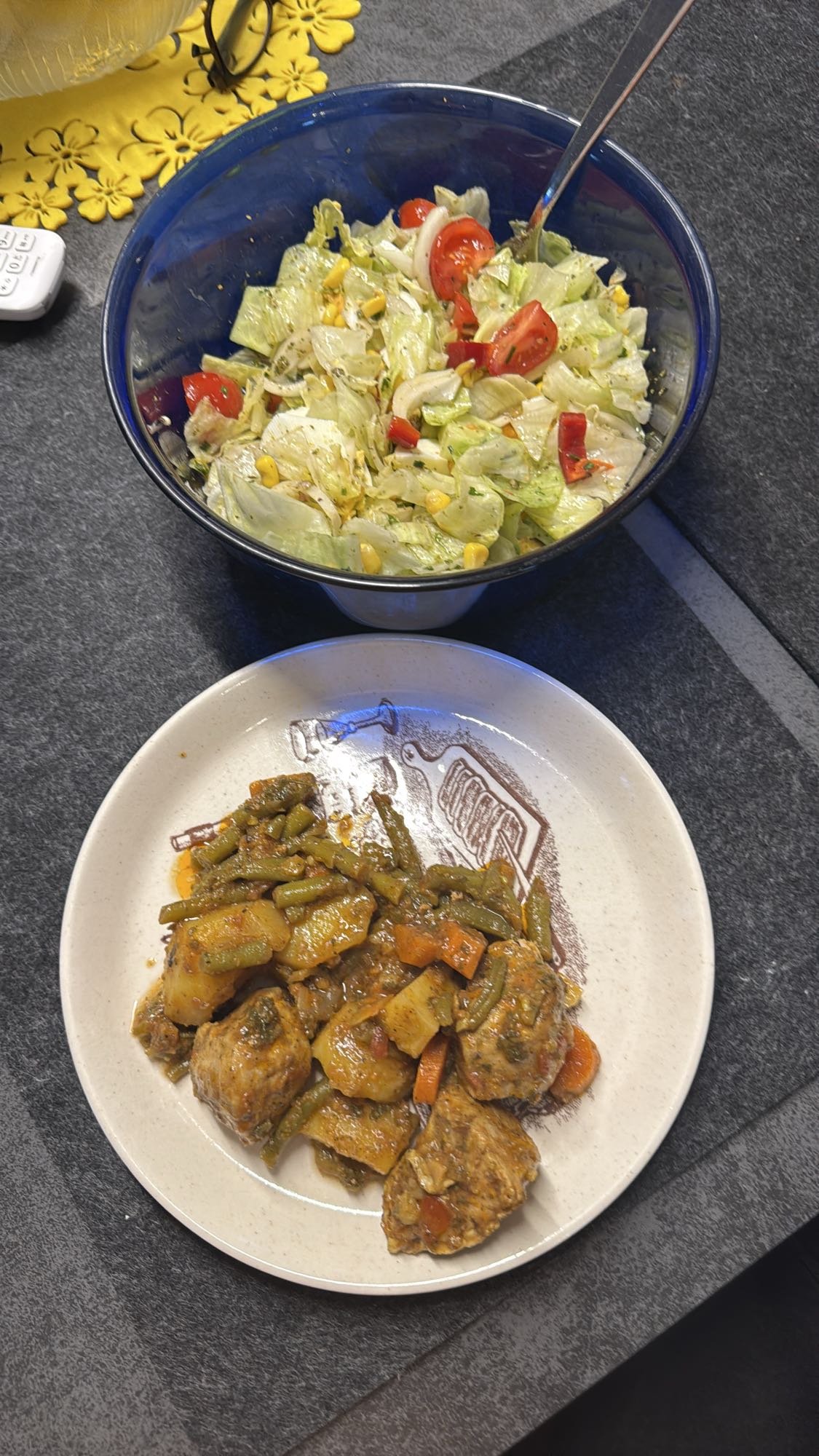 Salat und Hähncheneintopf