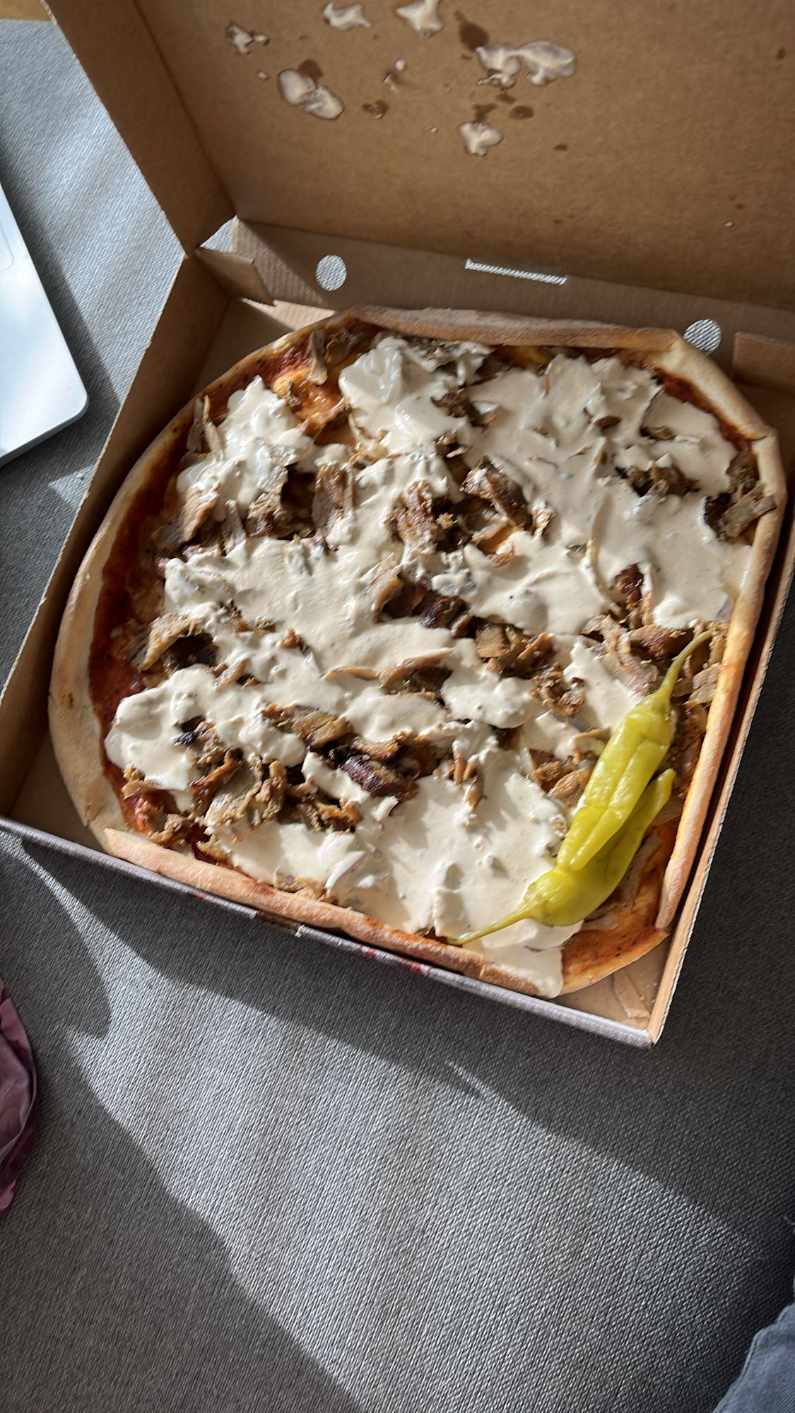 Kebabpizza med sås