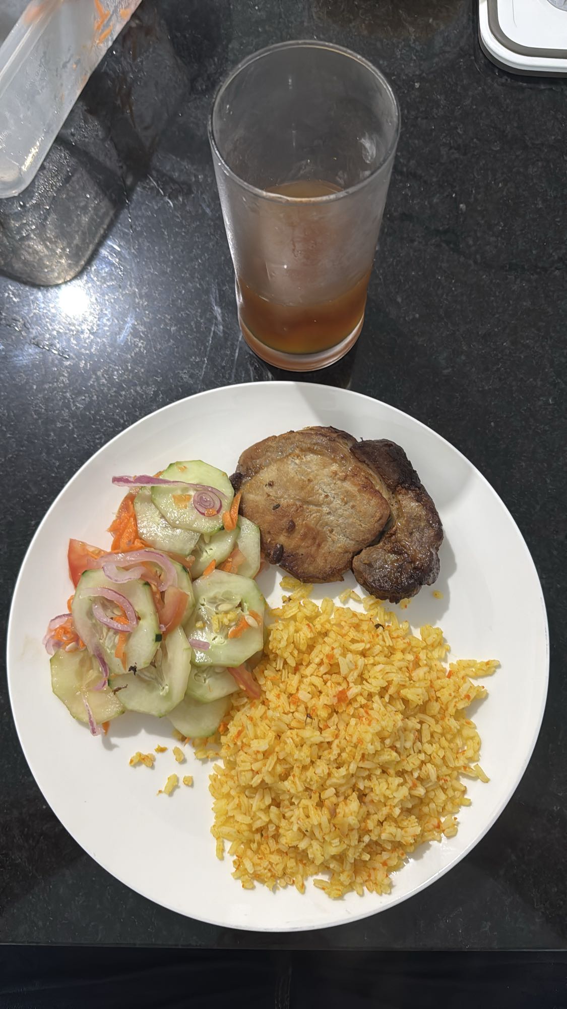 Arroz con cerdo y ensalada