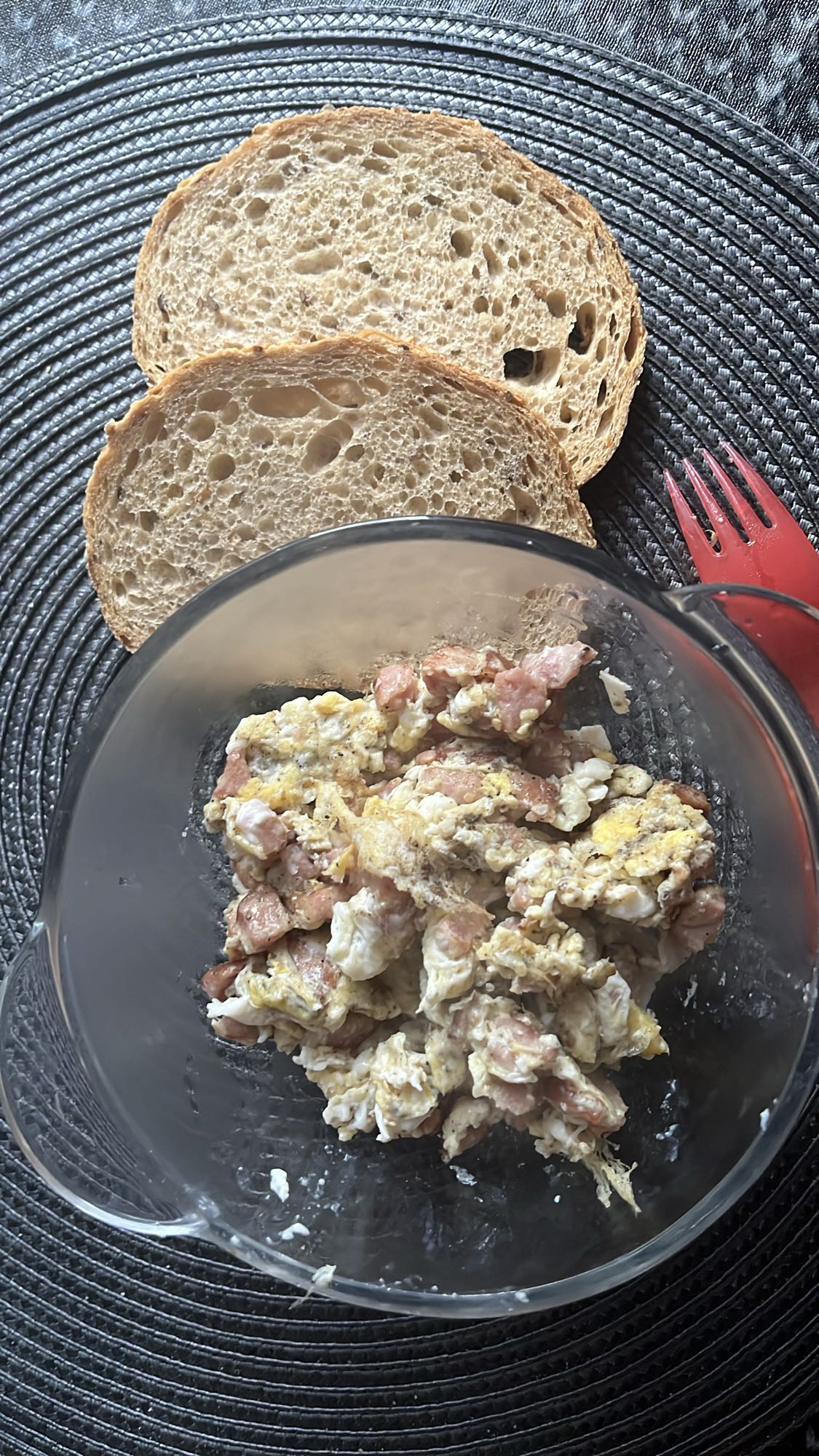 Jajecznica z chlebem