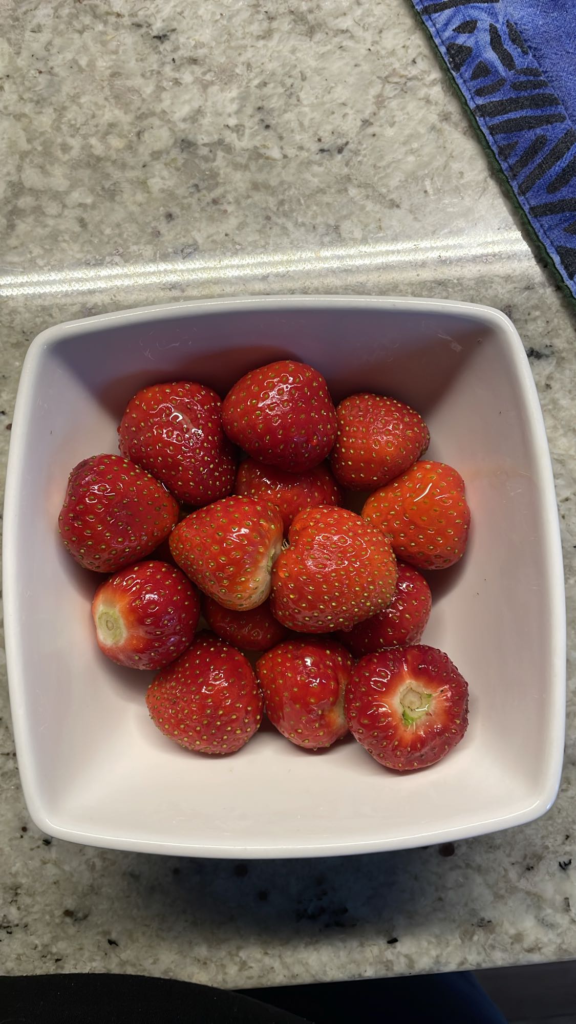 Miska truskawek z syropem z pigwy