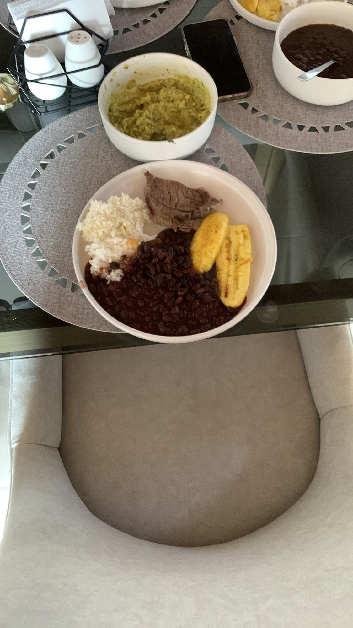 Carne con arroz y frijoles