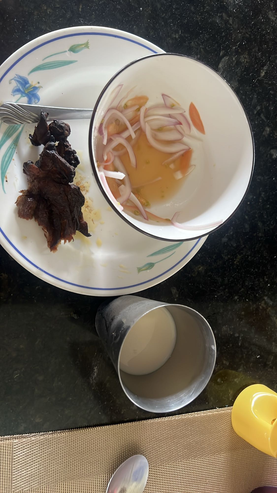 Carne con ensalada y bebida