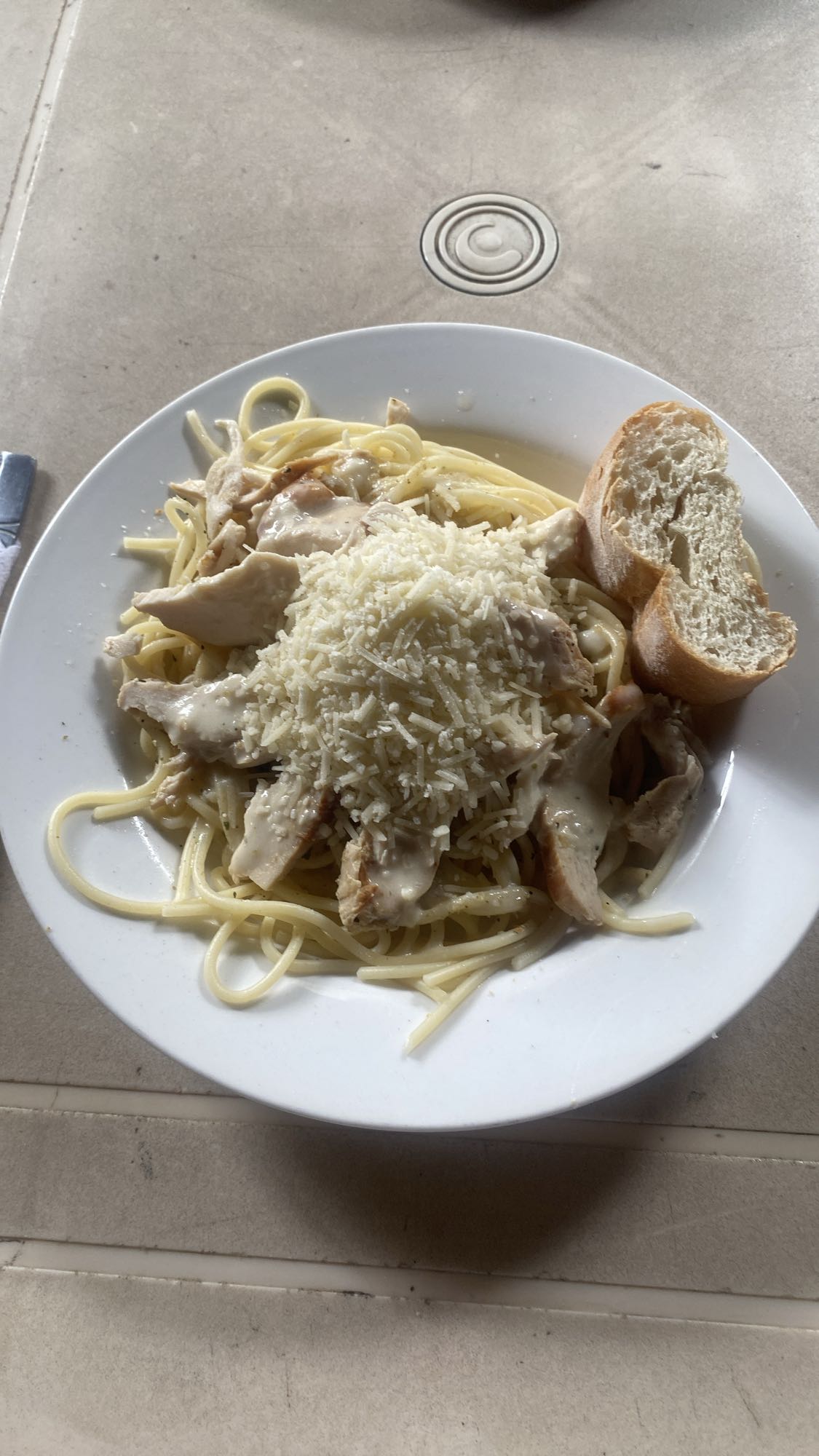 Pasta con pollo y pan