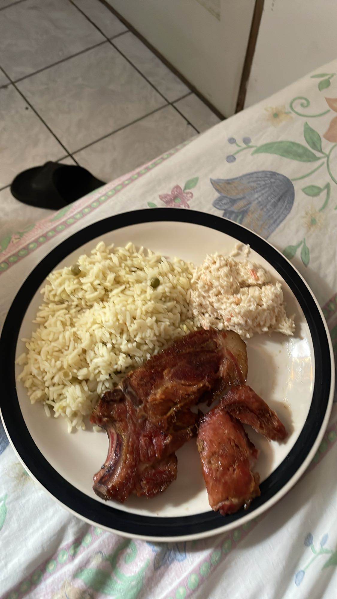 Arroz con carne y ensalada