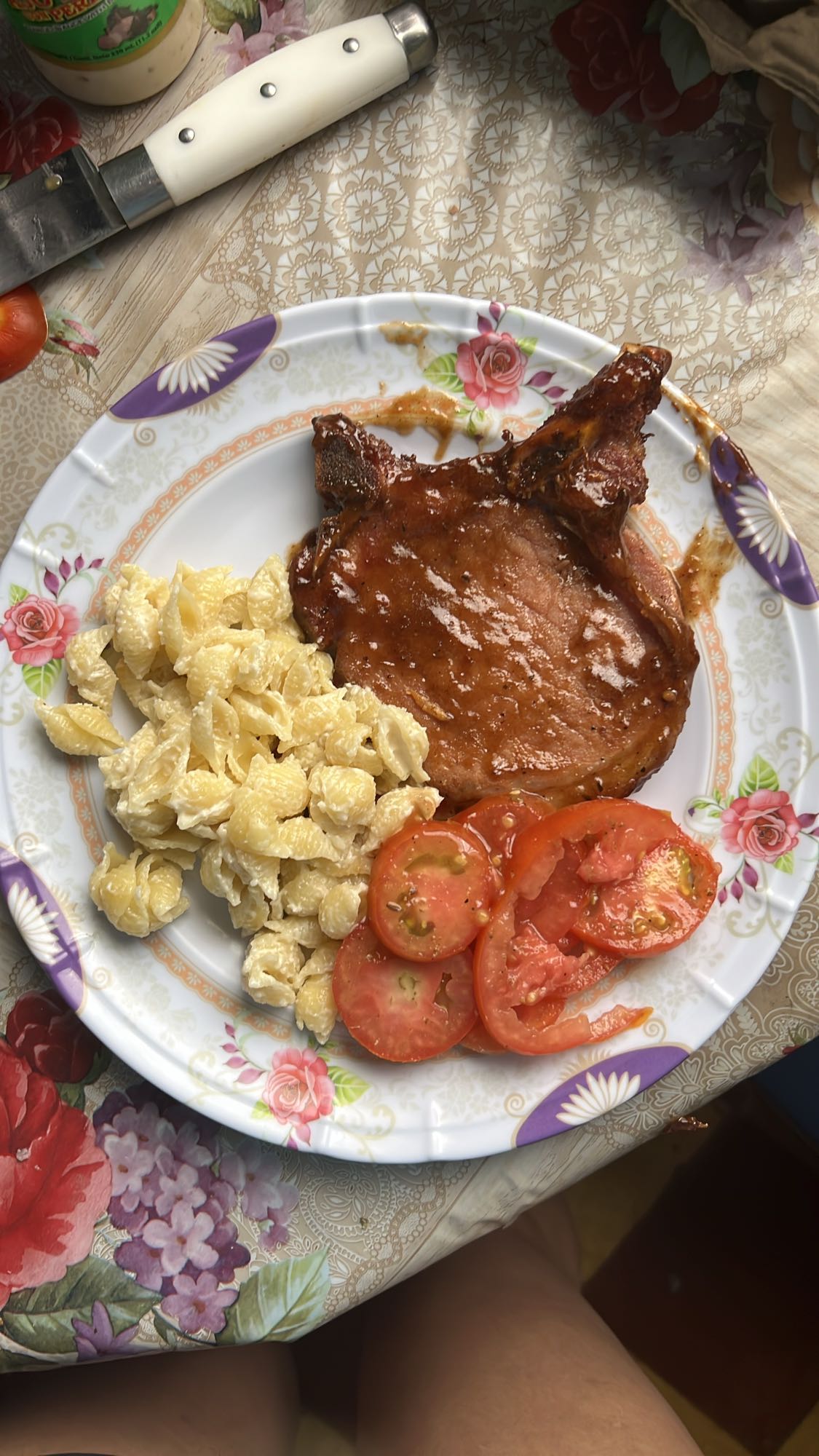 Chuleta con pasta y tomate