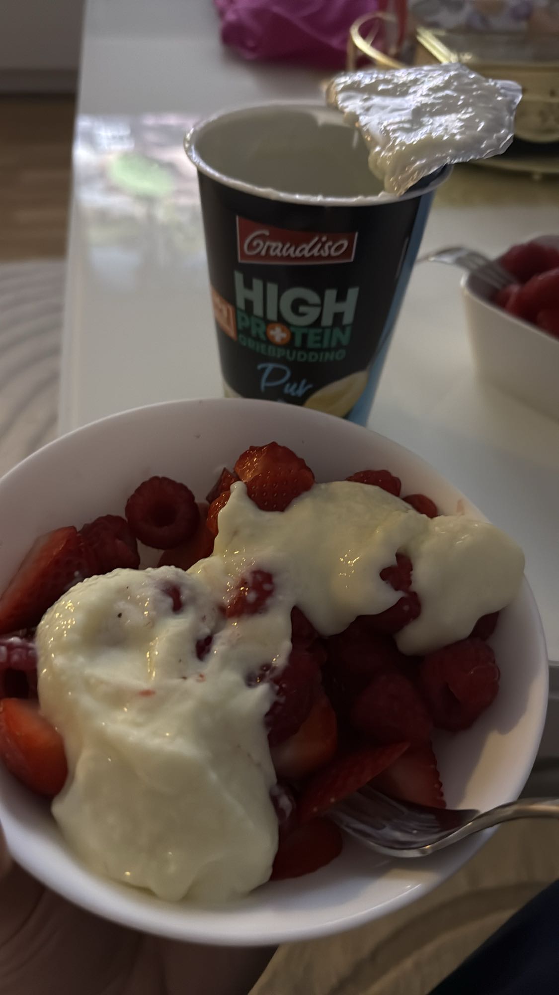 Beeren mit Proteinpudding