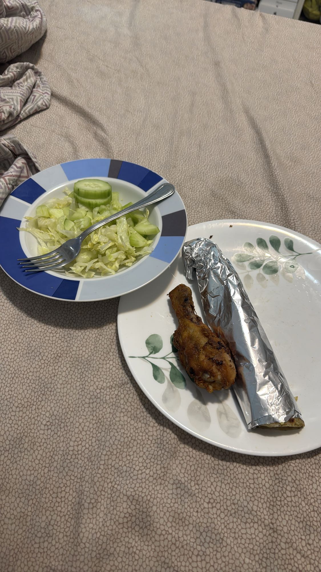 Pollo con ensalada y wrap