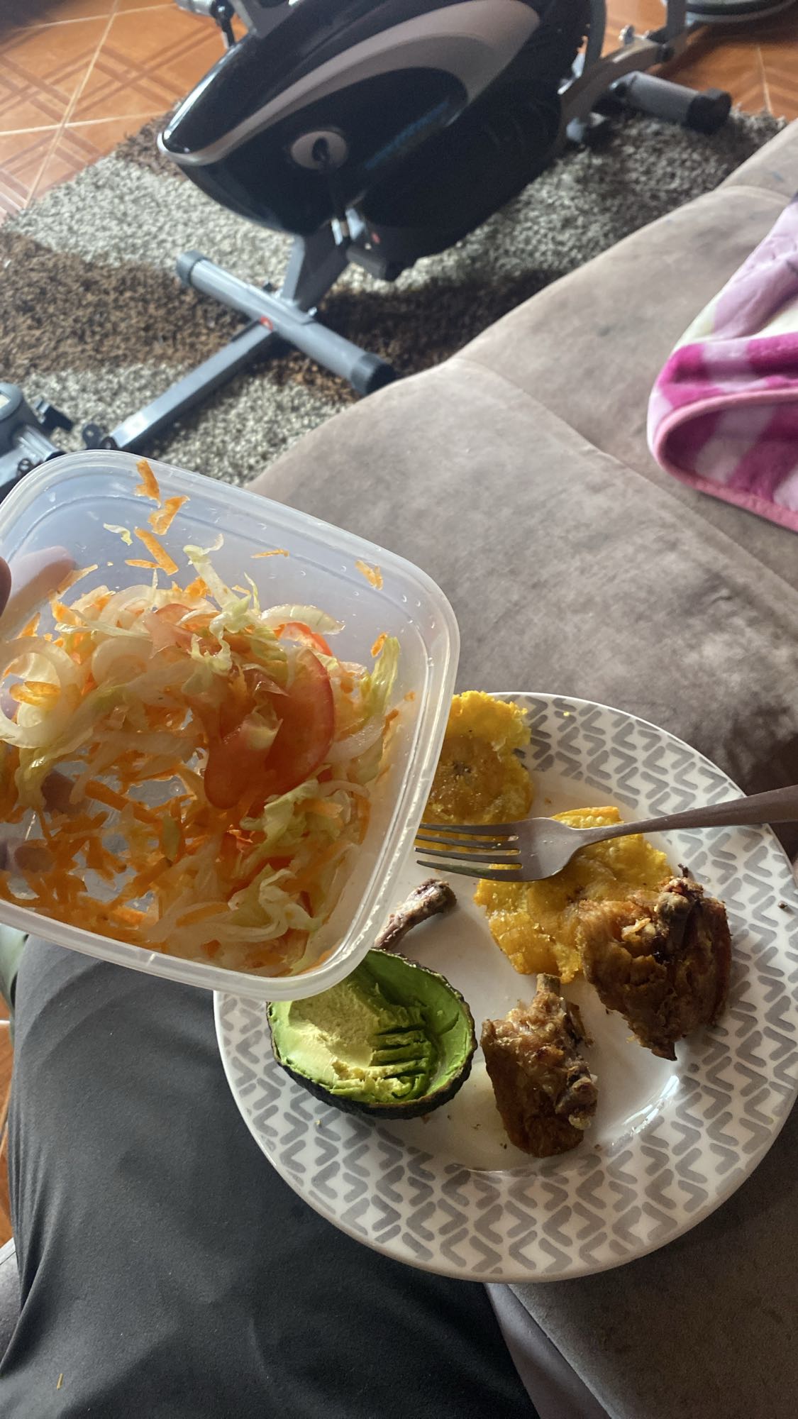 Pollo con tostones y ensalada