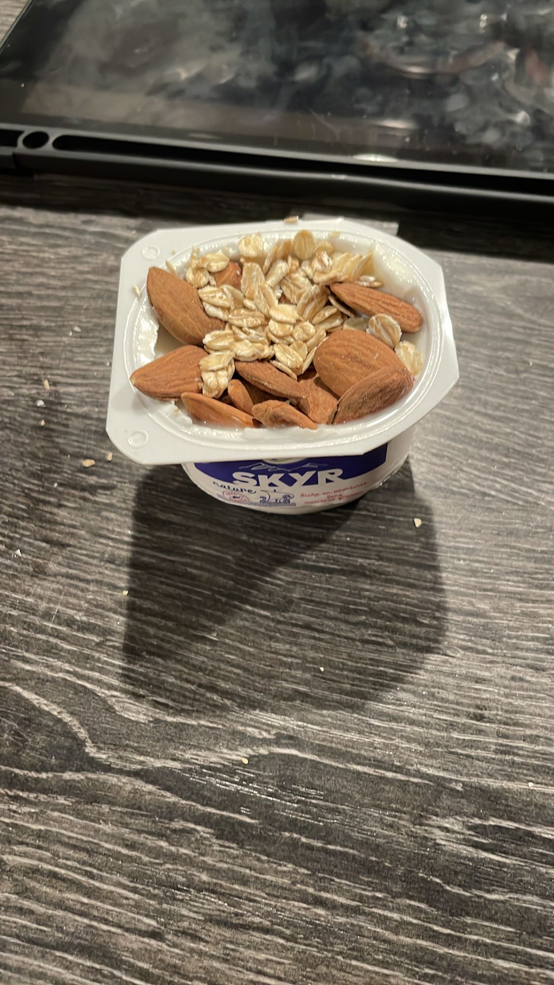 Skyr avec amandes et flocons