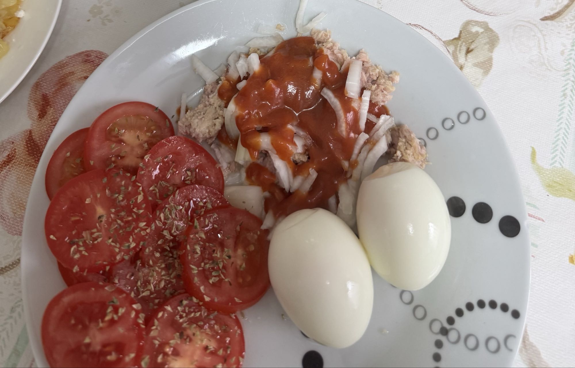 Huevos con atún y tomate