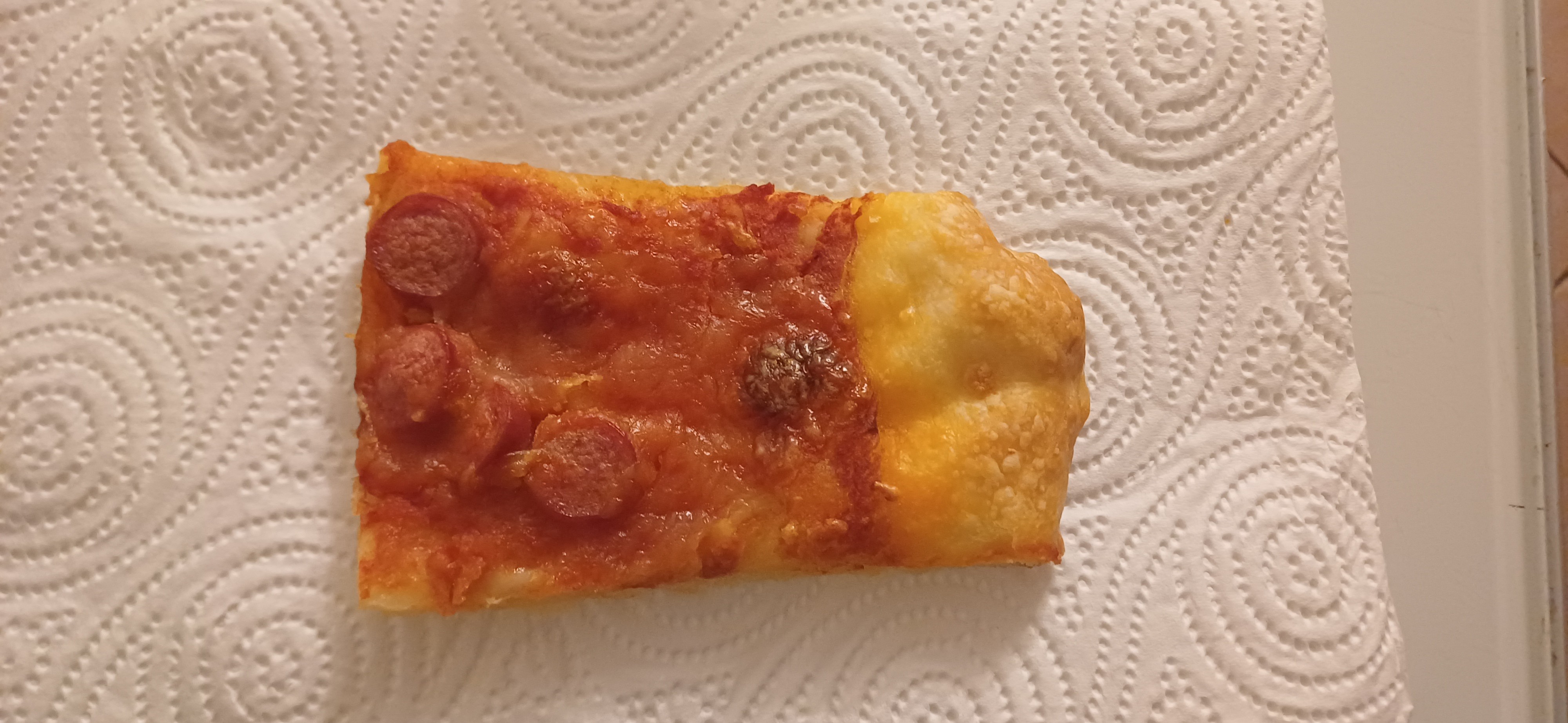 Pepperoni pizza slice