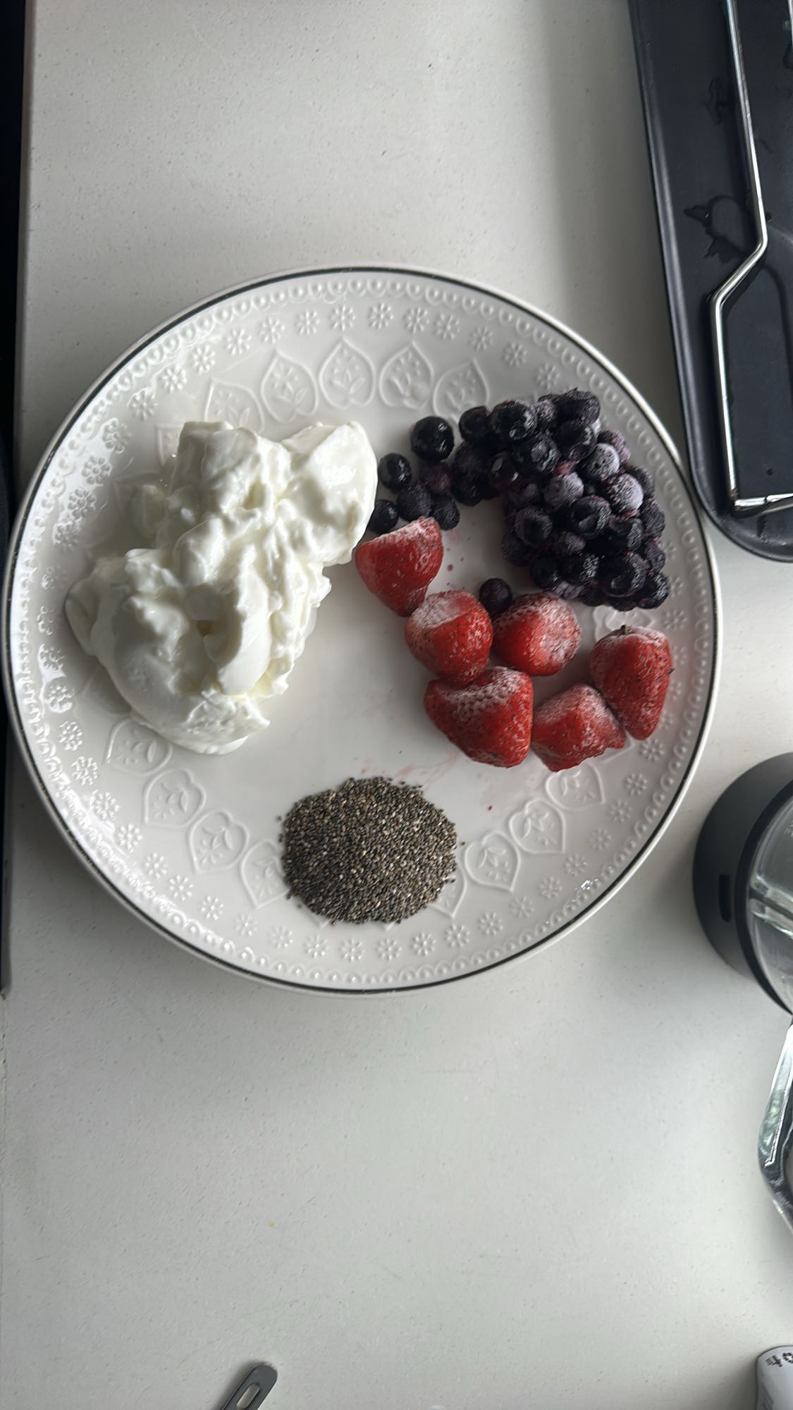 Yogur con frutas y chía