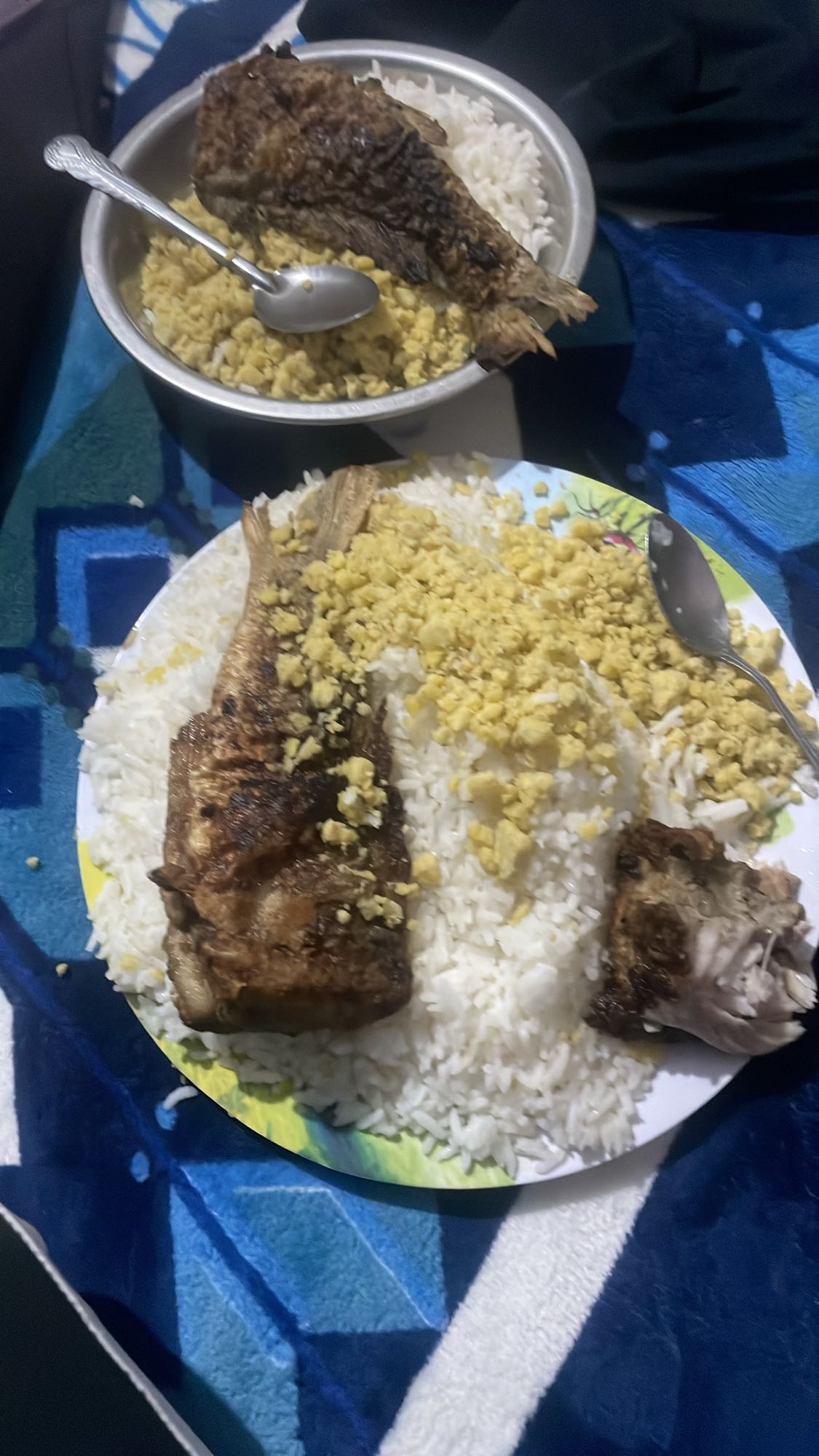 Pescado con arroz y huevo