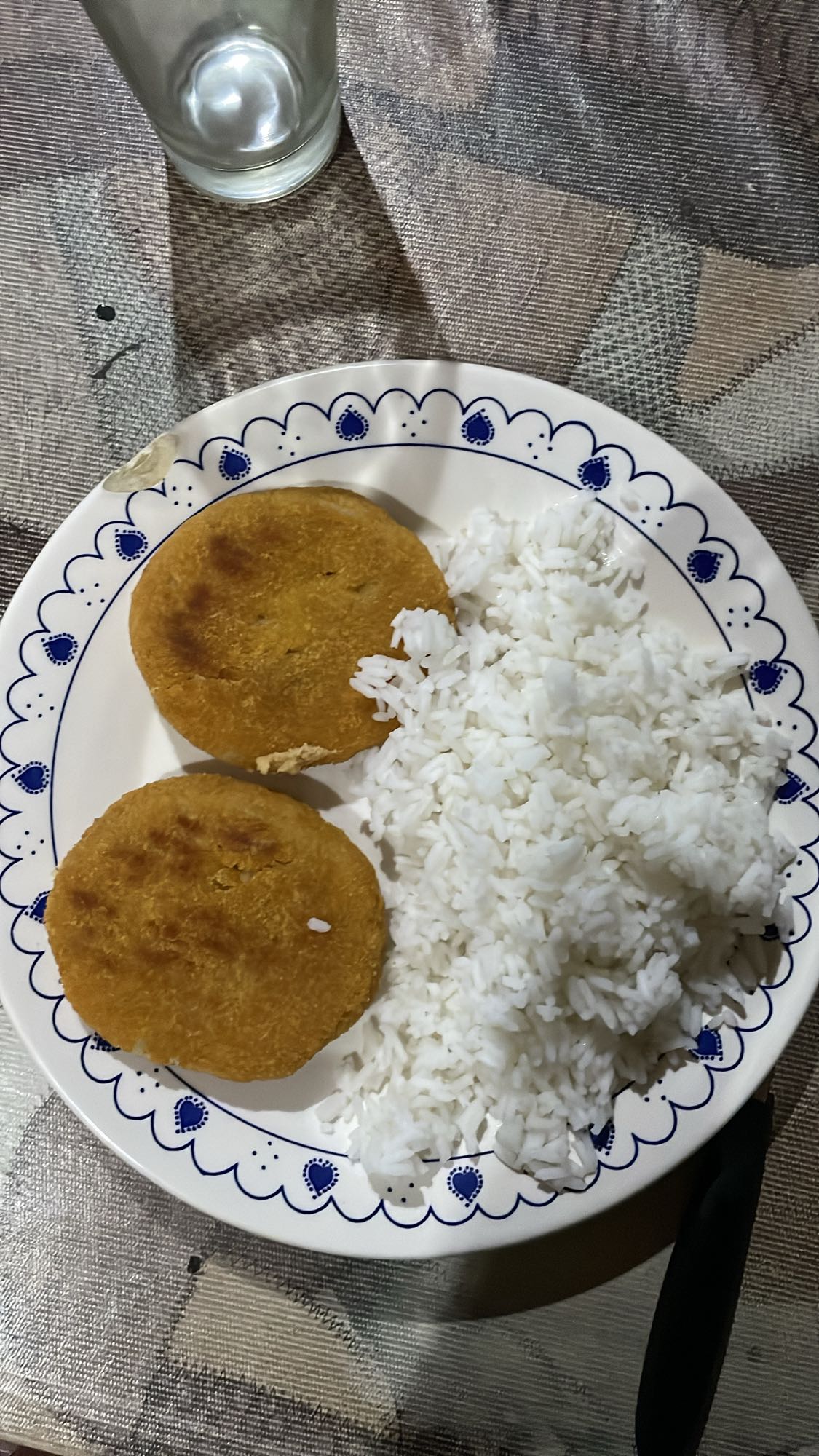 Arroz con medallones de pollo y tomate