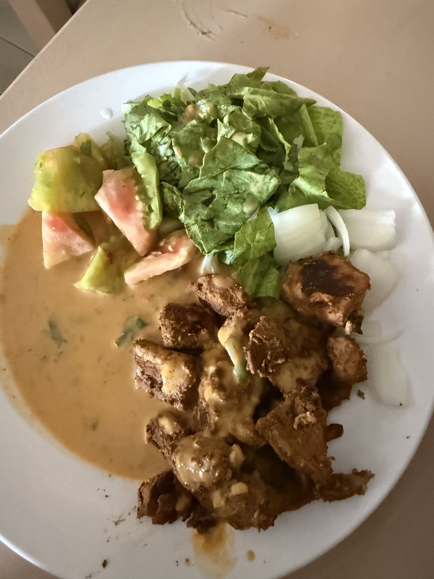 Beef salad with sauce