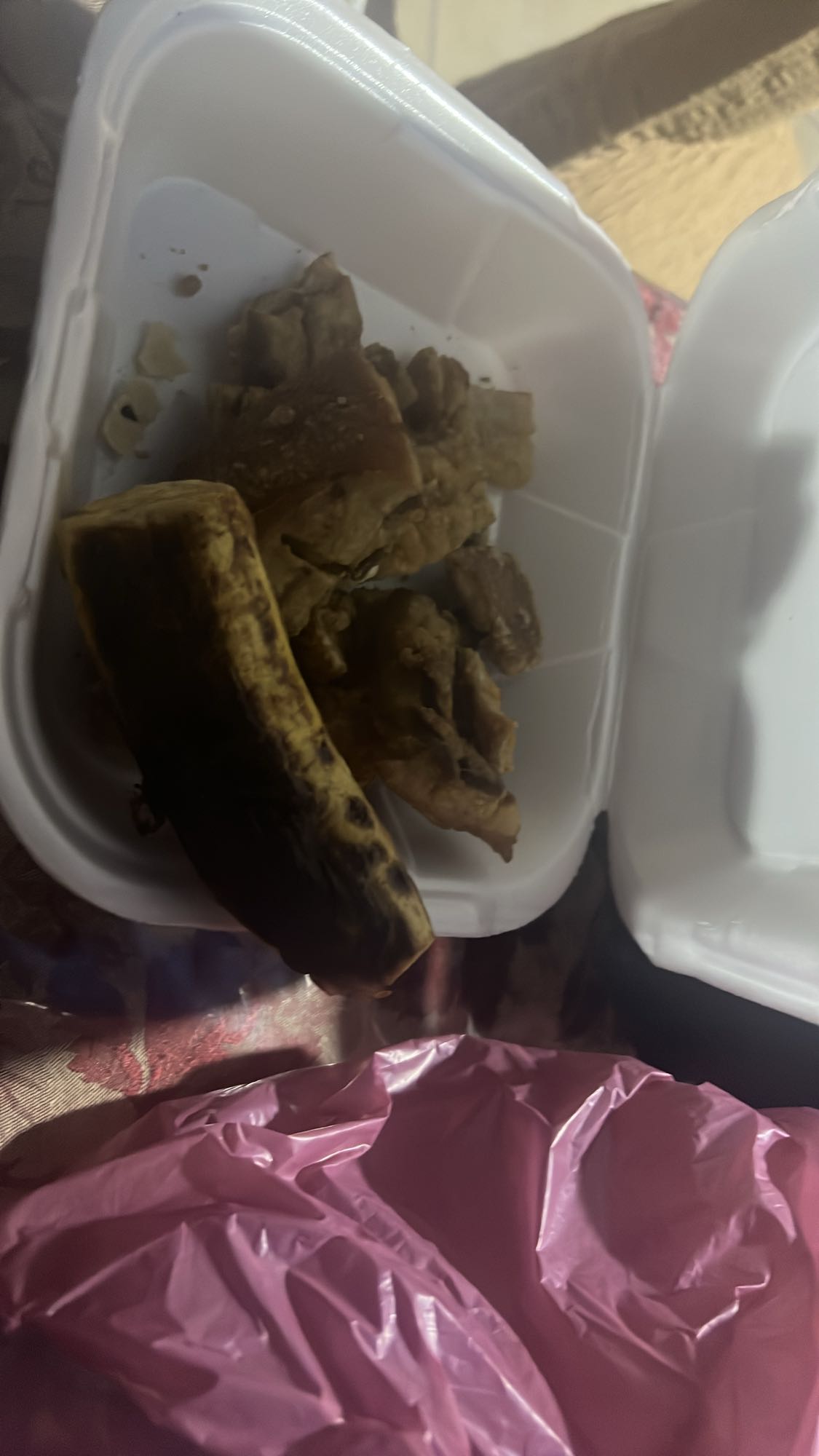 Carne con plátano asado