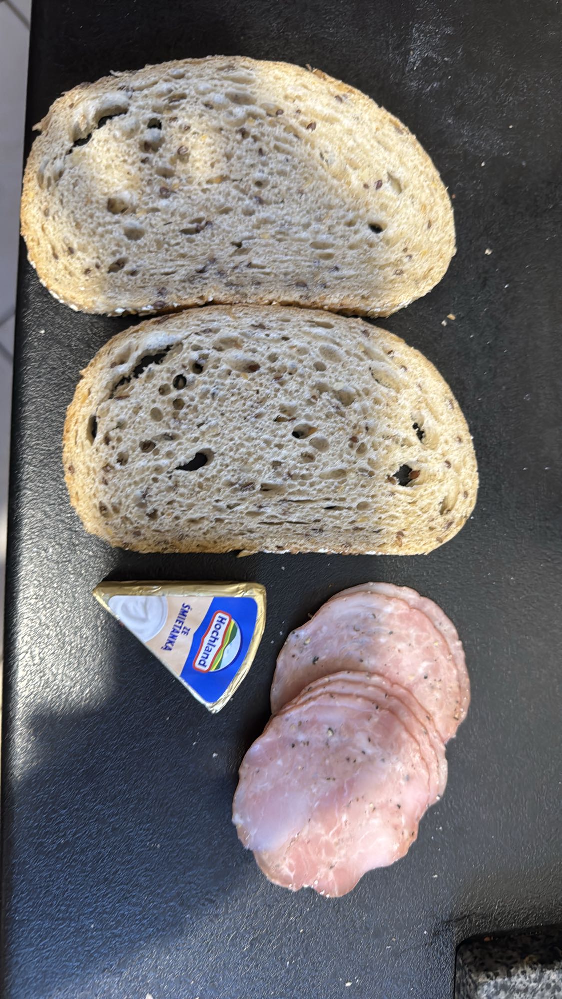 Kanapka z szynką i serkiem