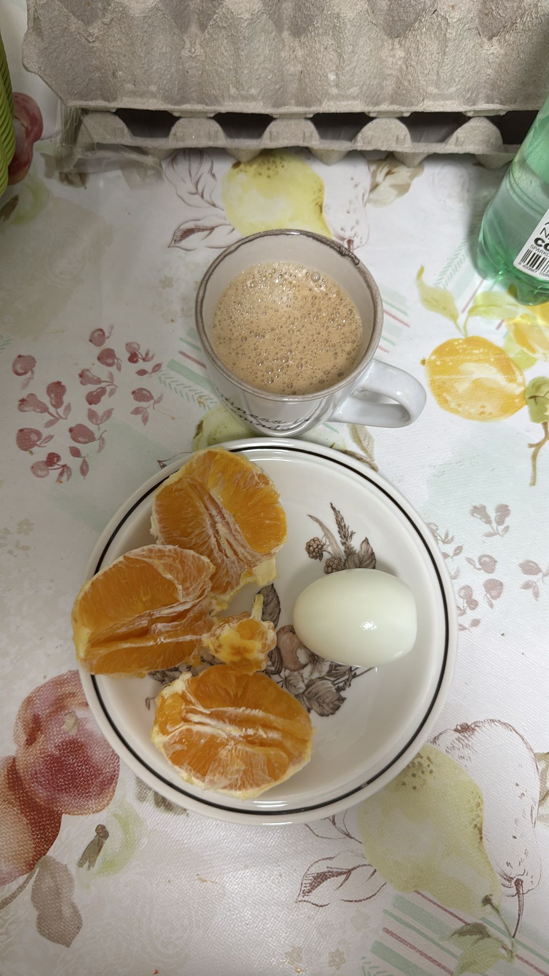 Desayuno con huevo y fruta