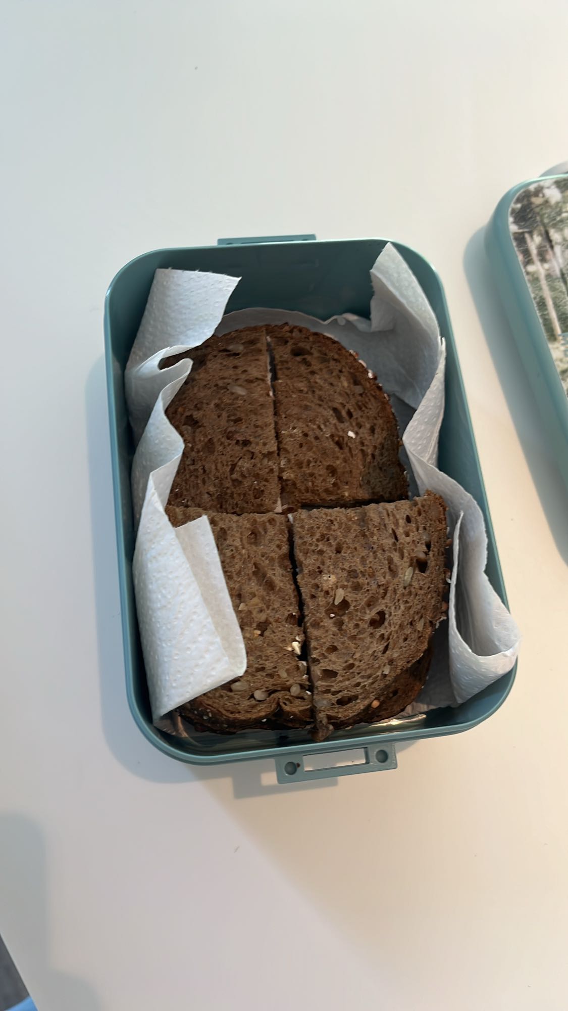 Volkoren boterhammen met kippenwit