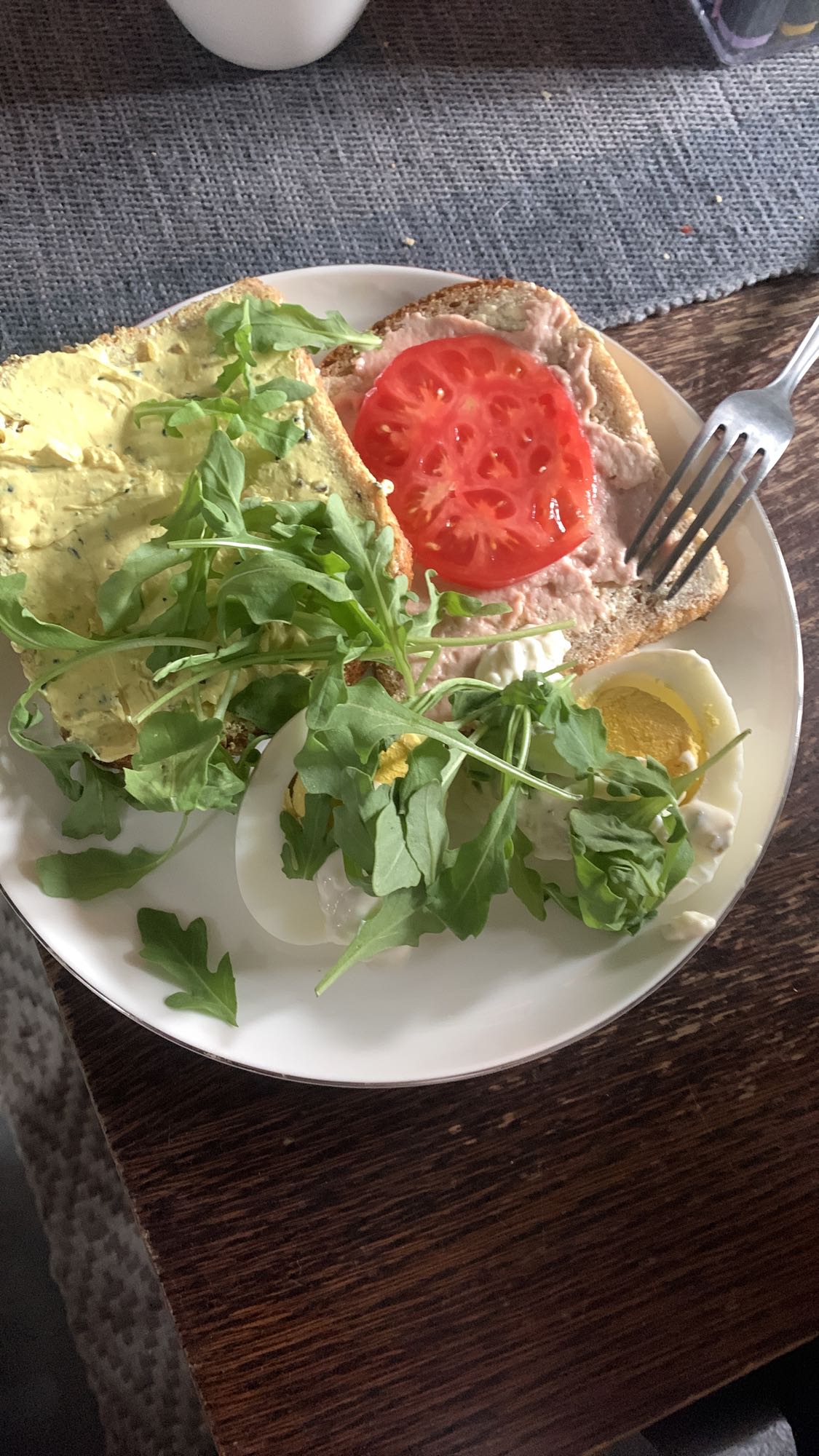 Kanapka z jajkiem i rukolą