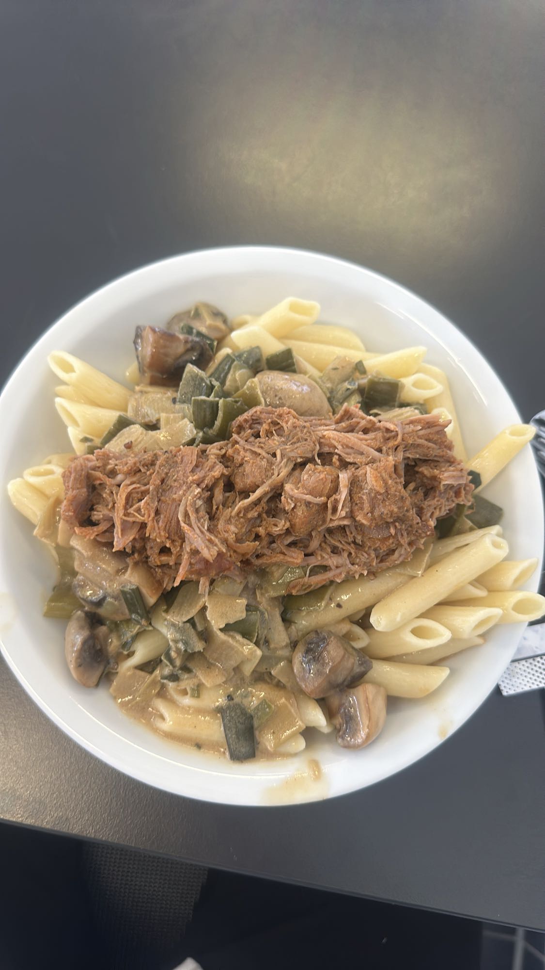 Pasta con carne y verduras
