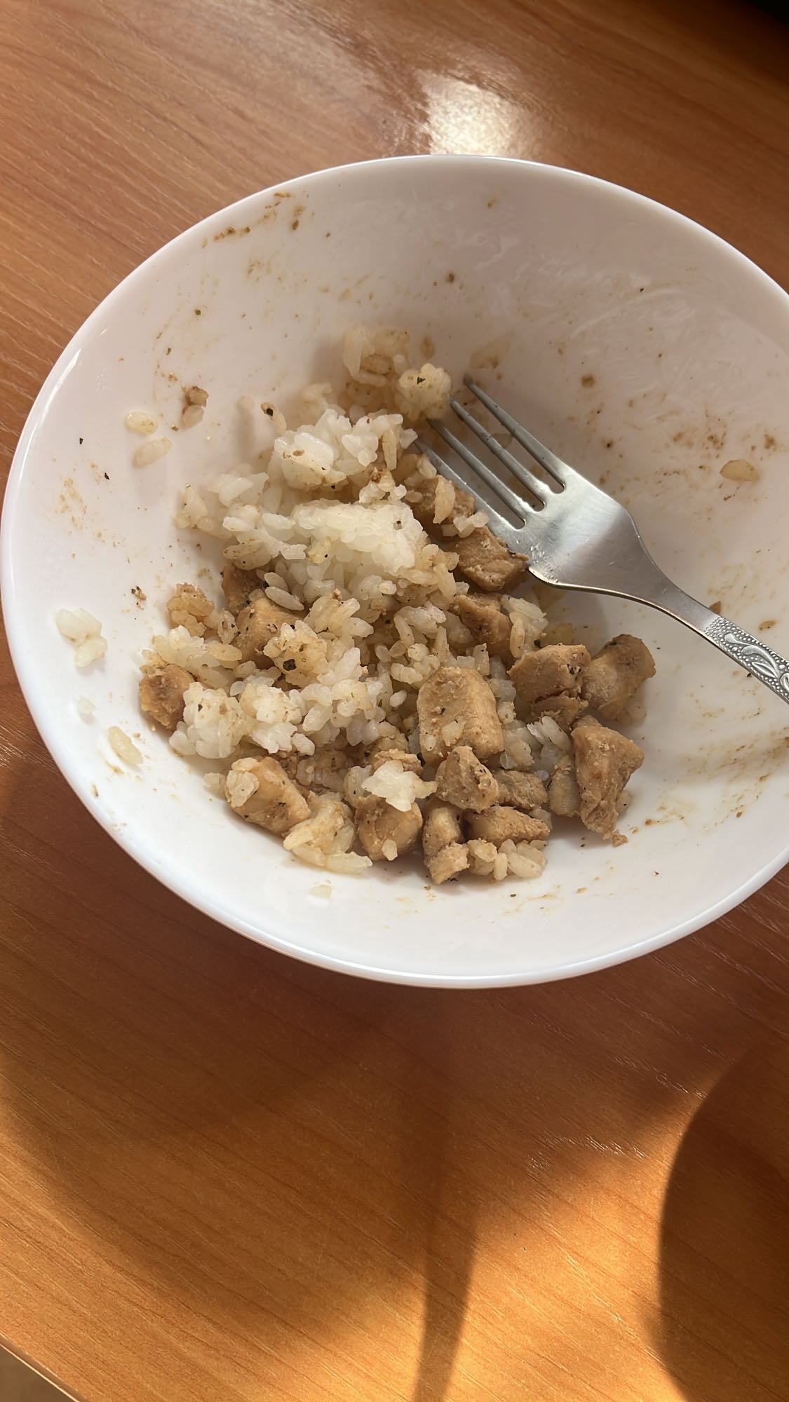 Курица с рисом, хлеб с паштетом, фруктовый салат и синабон