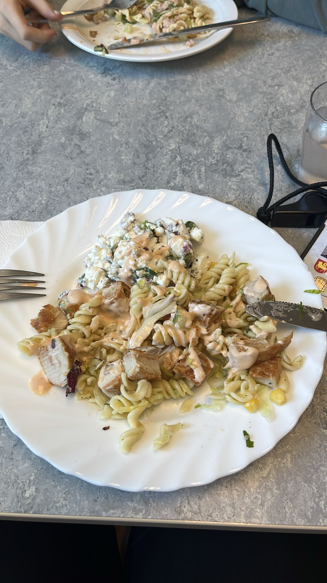 Kycklingpasta med sallad