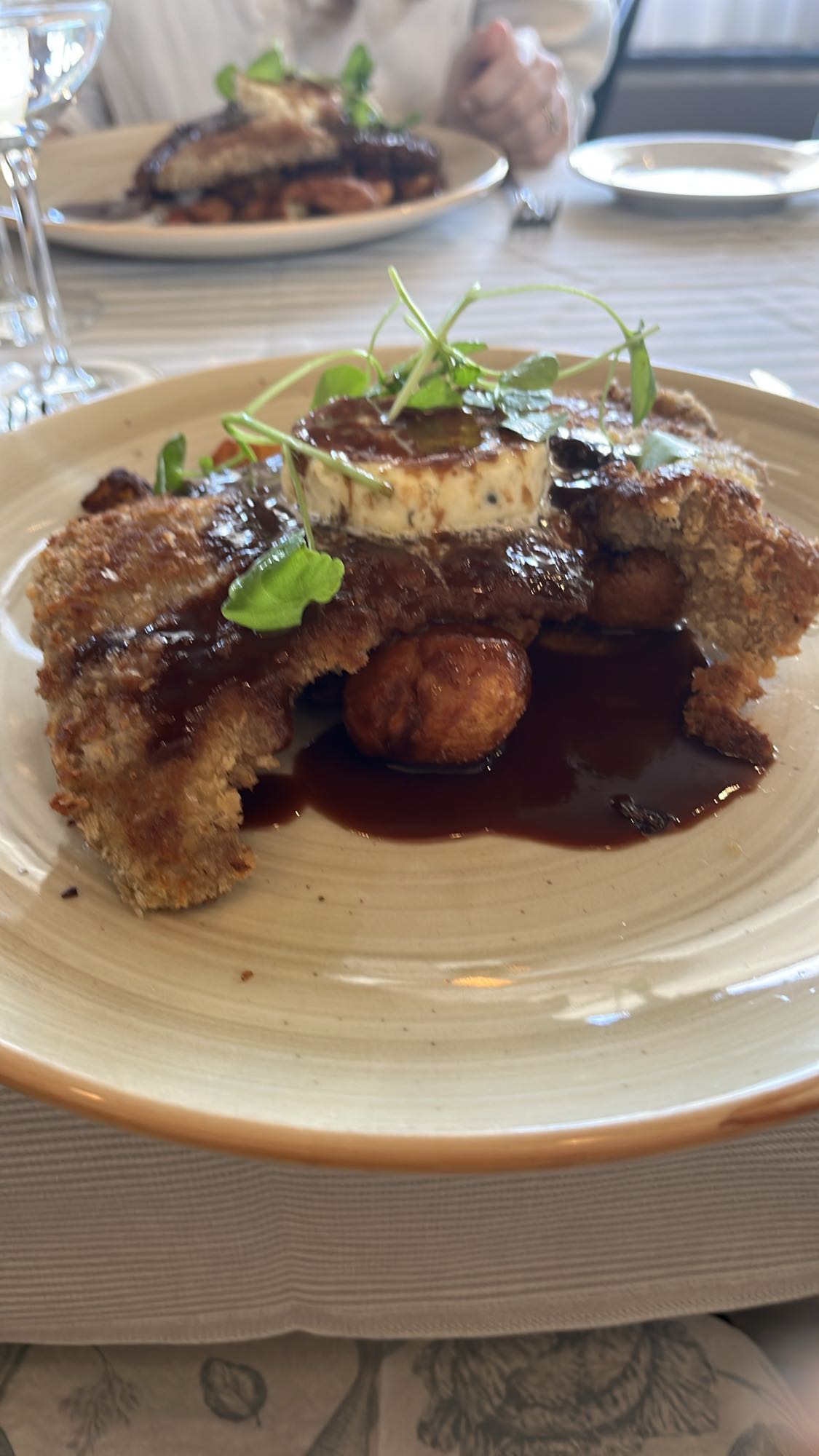 Panerad köttbit med sås