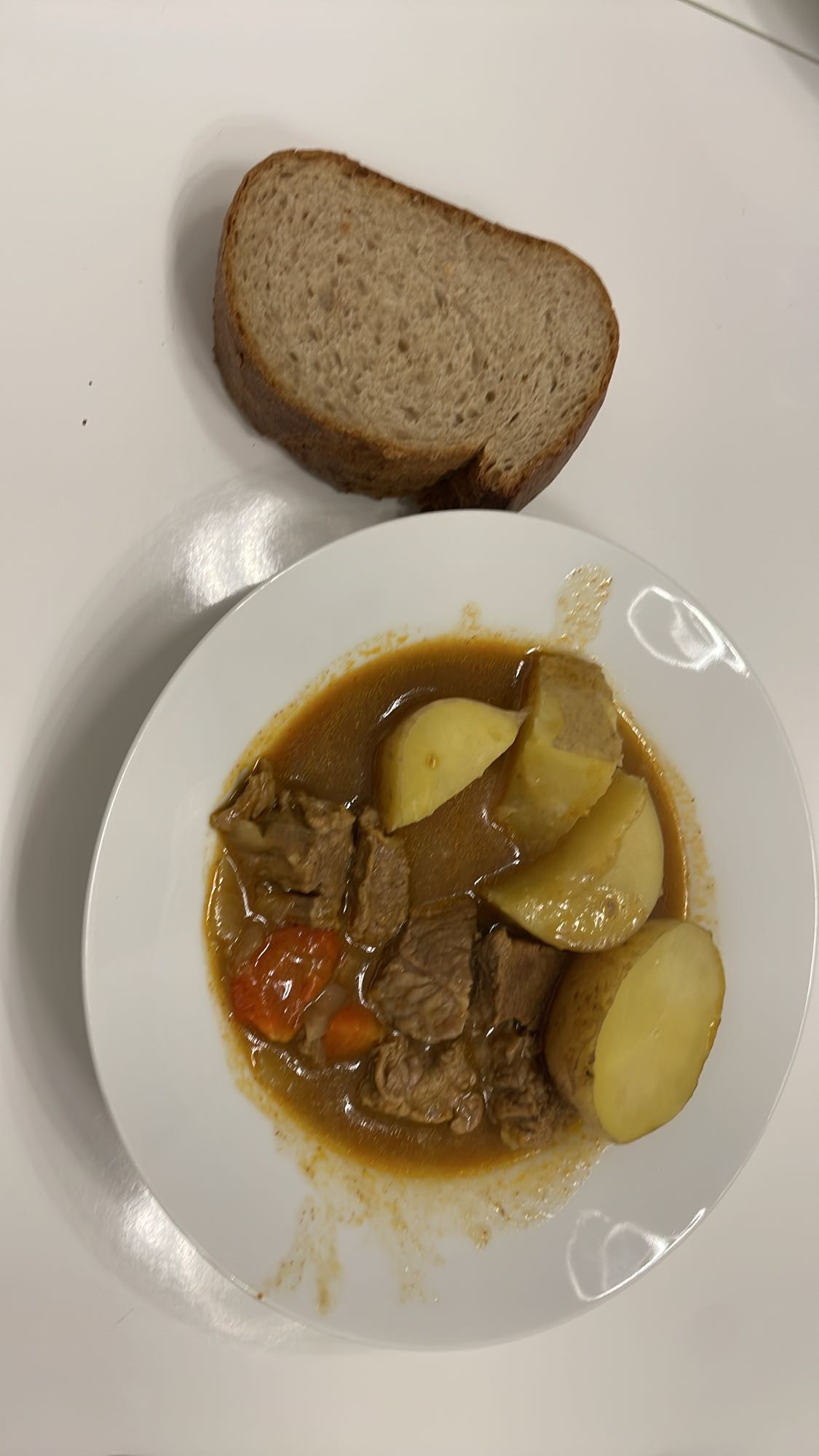 Gulasch mit Brot