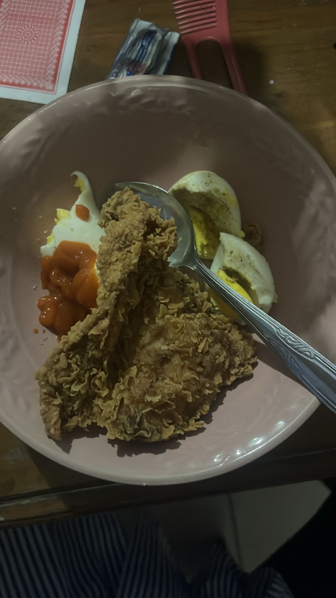 Ayam goreng dan telur