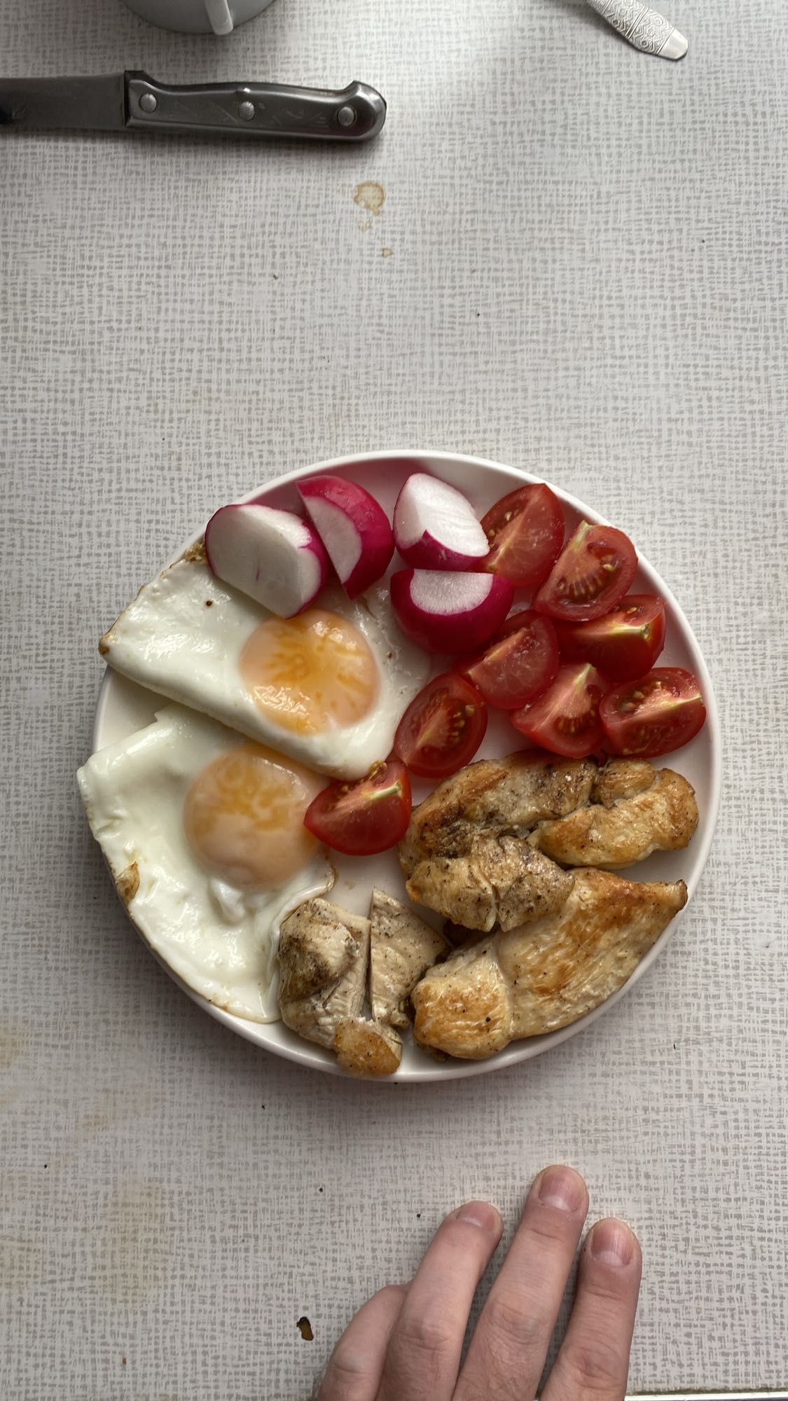 Яйца с курицей и овощами