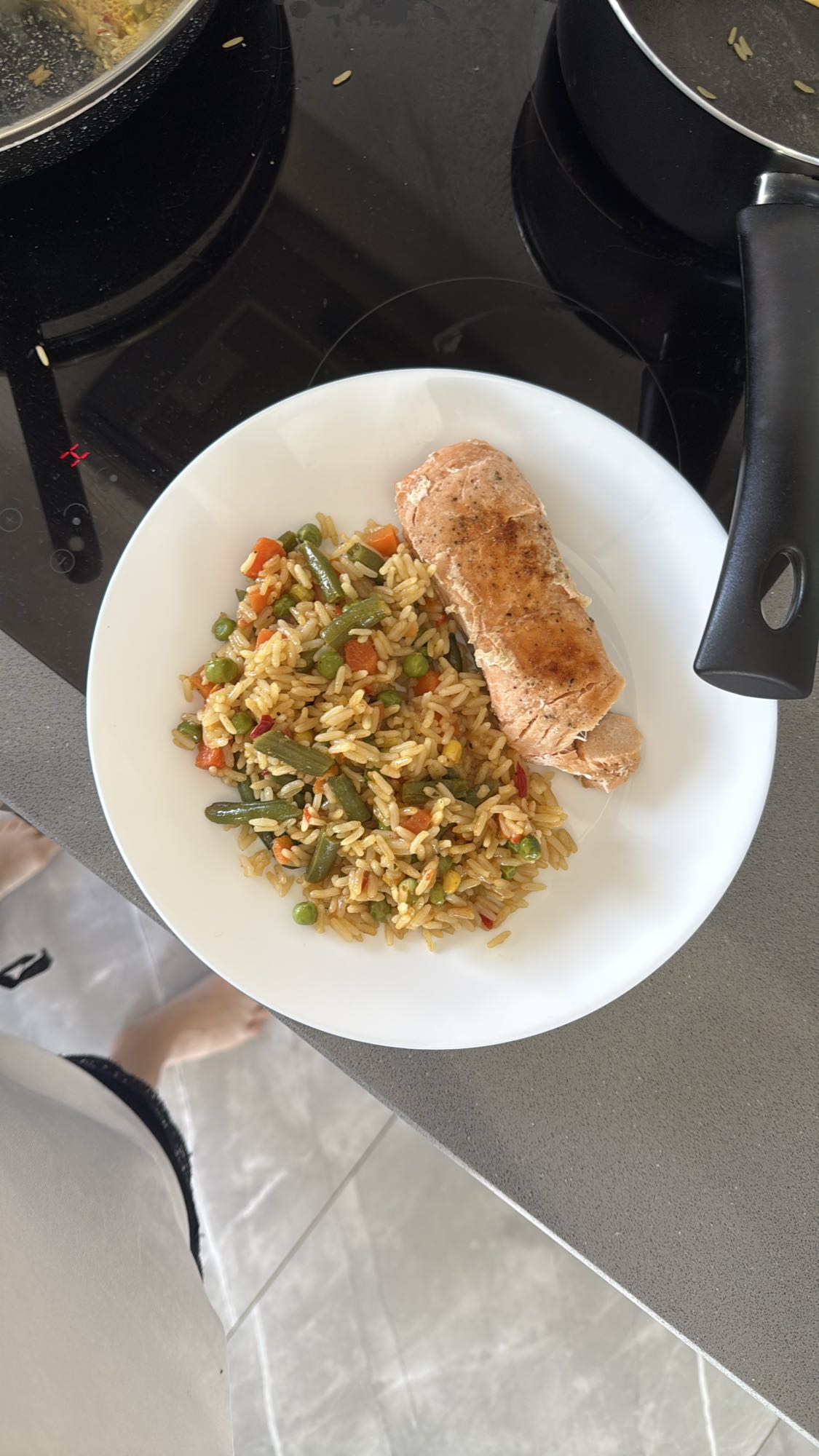 Лосось с овощным рисом