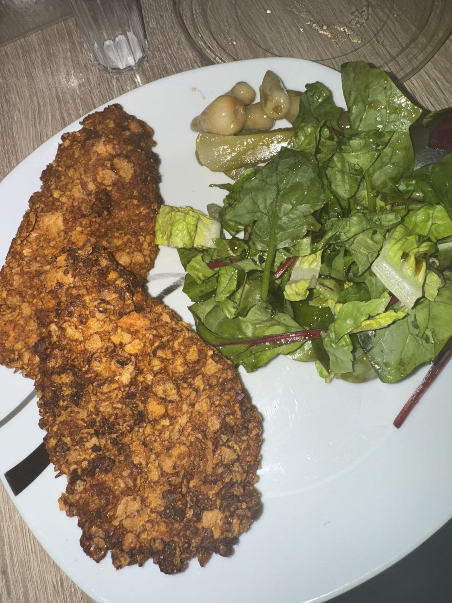 Panierte Hähnchenbrust mit Salat