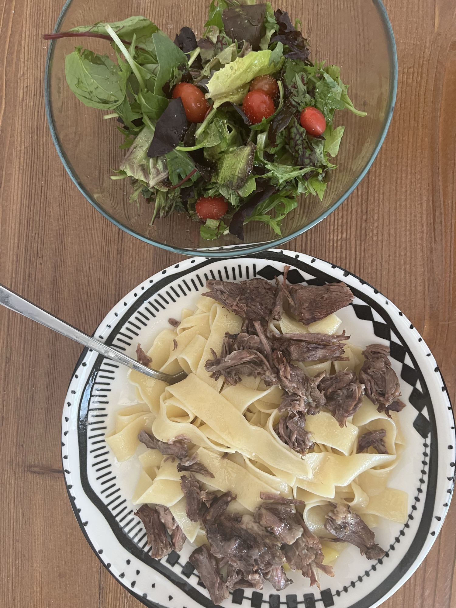 Etli makarna ve salata