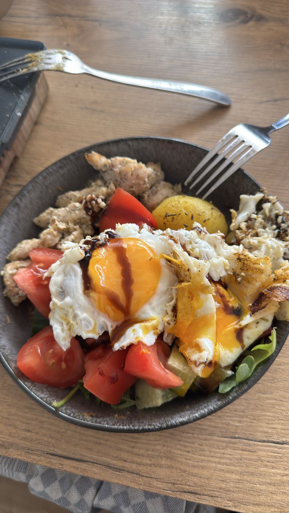 Salata cu ou și pui