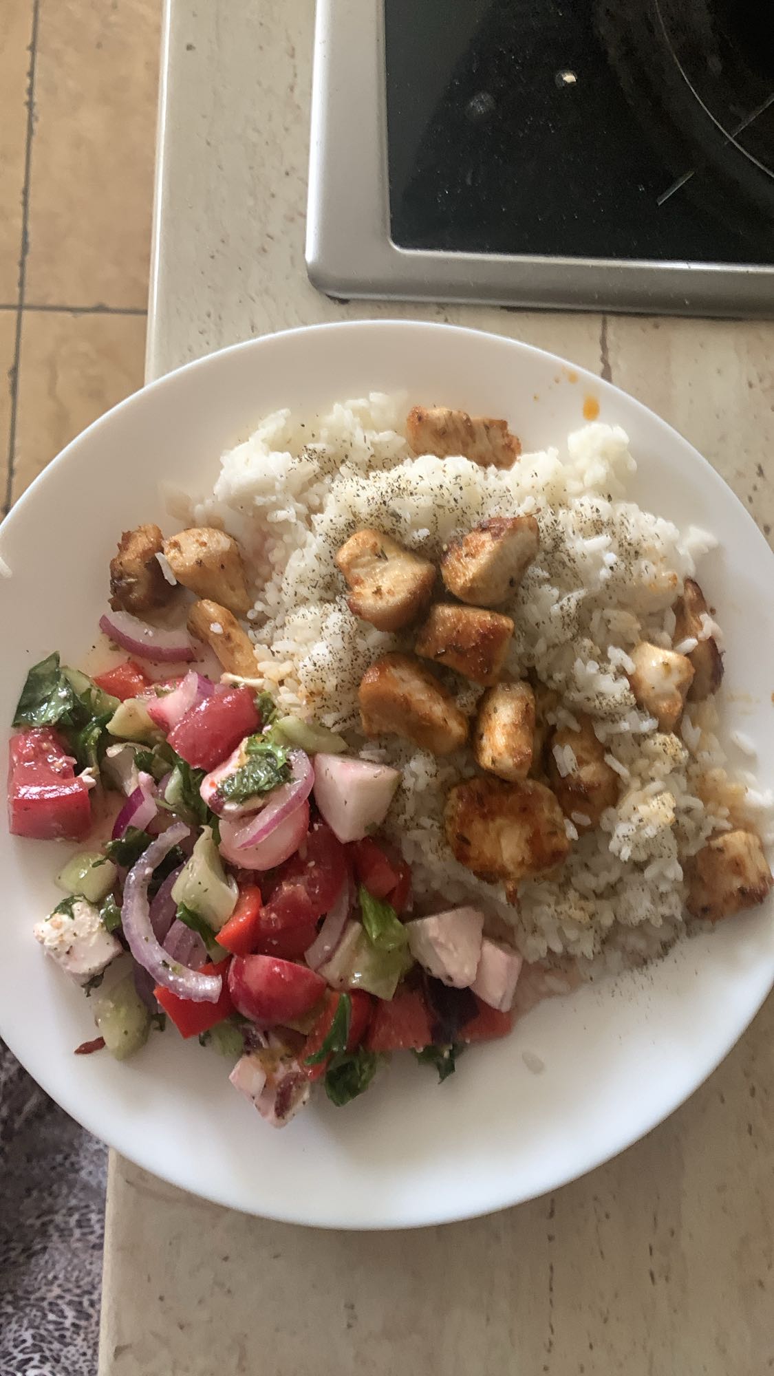 Kurczak z ryżem i sałatką