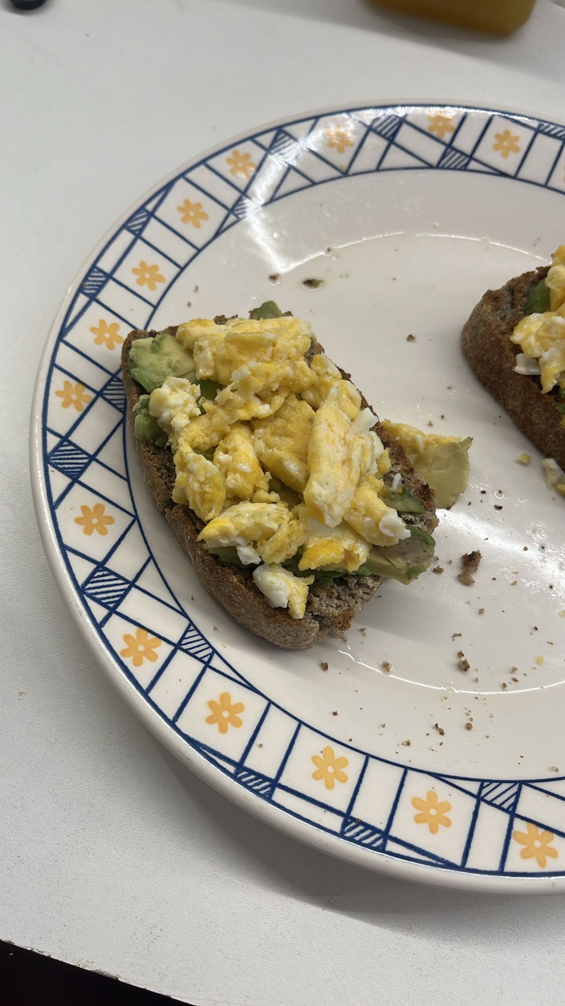Tostada con huevo y aguacate
