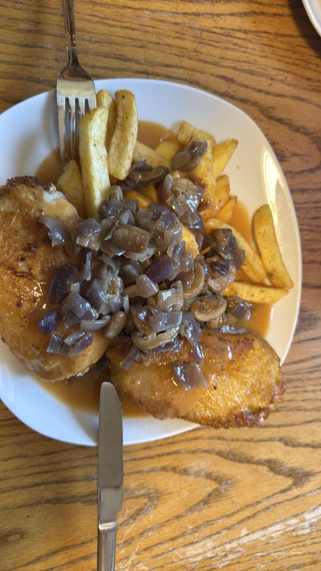 Pollo con papas y salsa