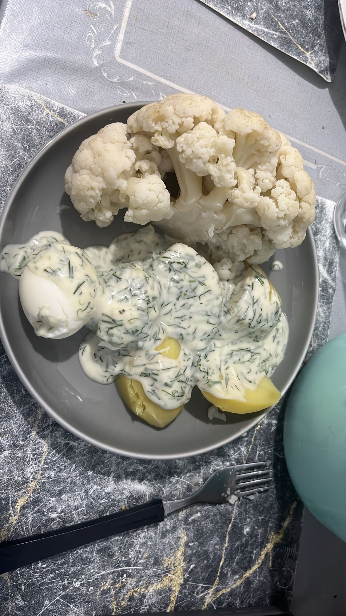 Jajka z ziemniakami i kalafiorem