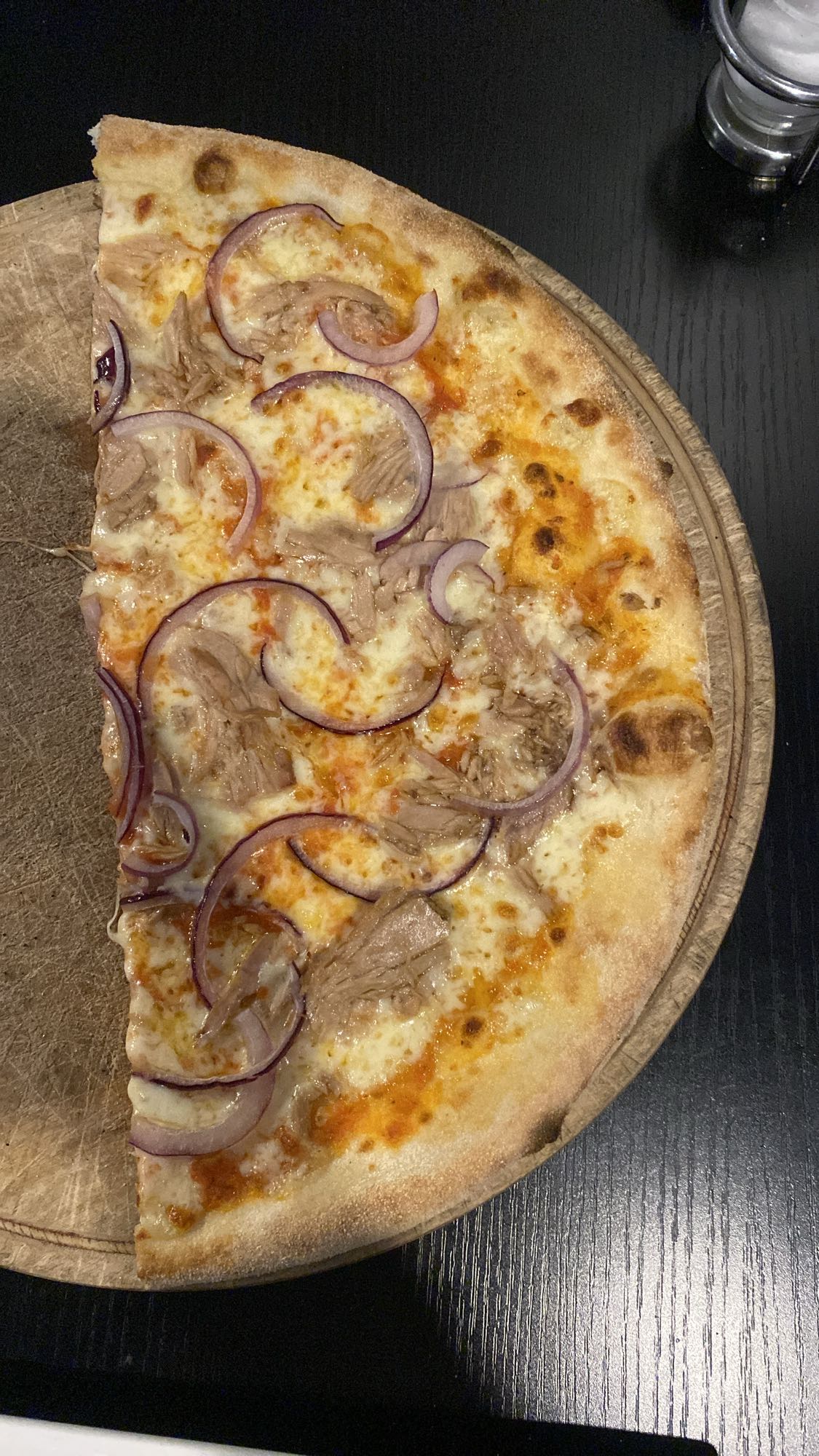 Pizza con atún y cebolla