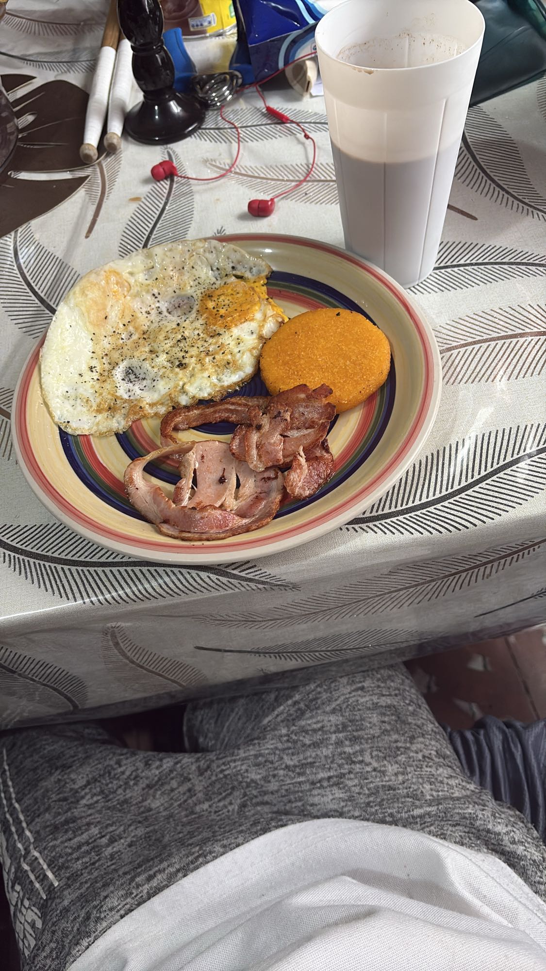 Desayuno con huevo y tocineta