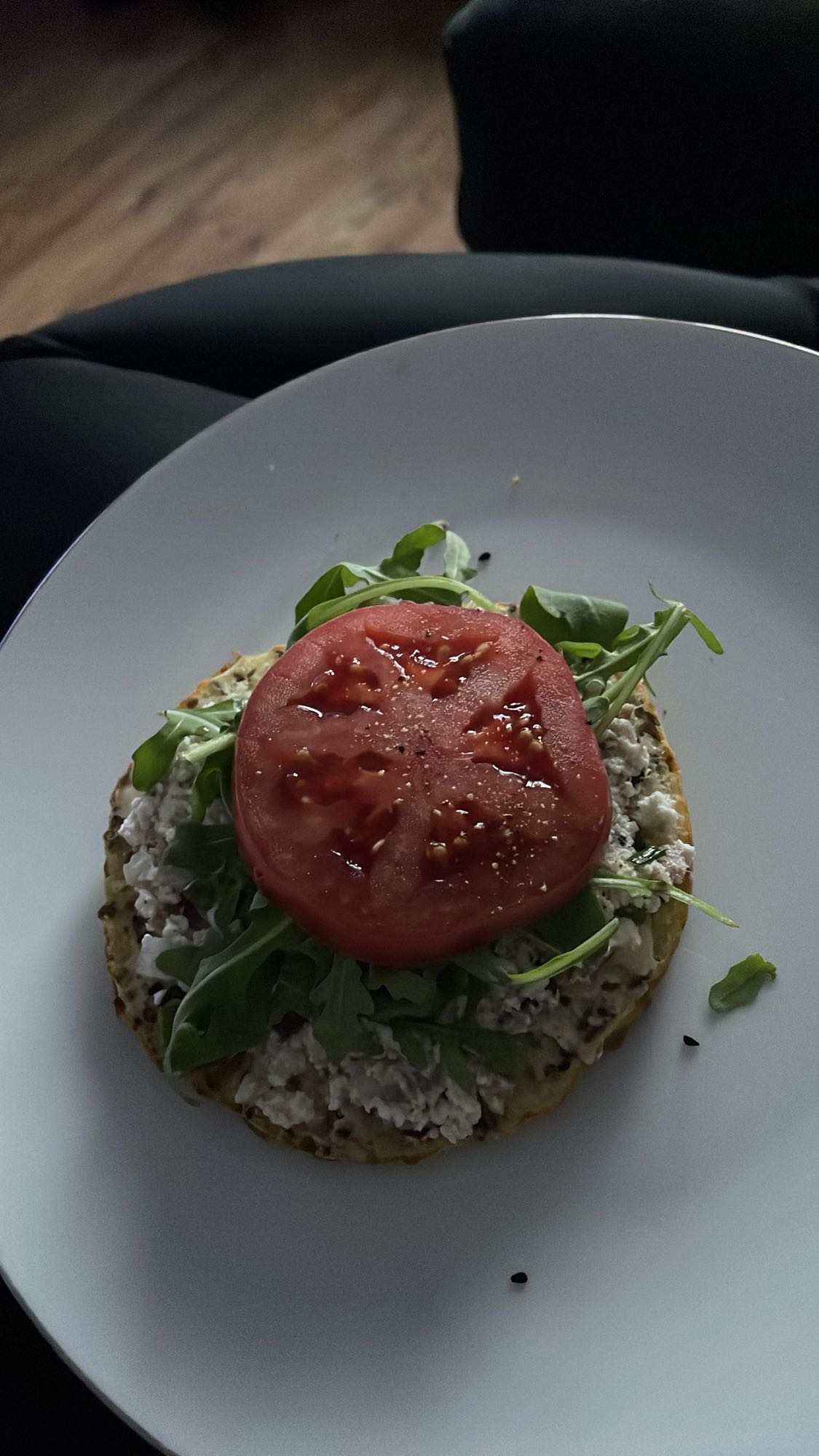 Kanapka z twarogiem i pomidorem