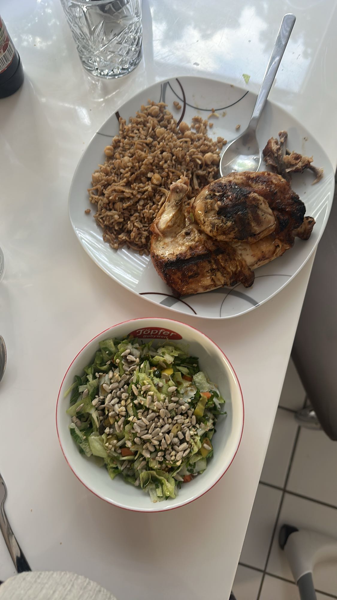 Grillhähnchen mit Salat