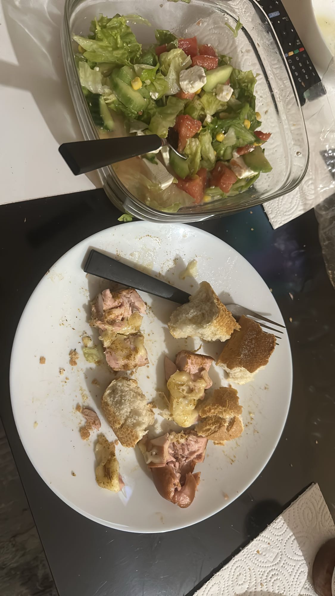 Салата и сандвич с месо