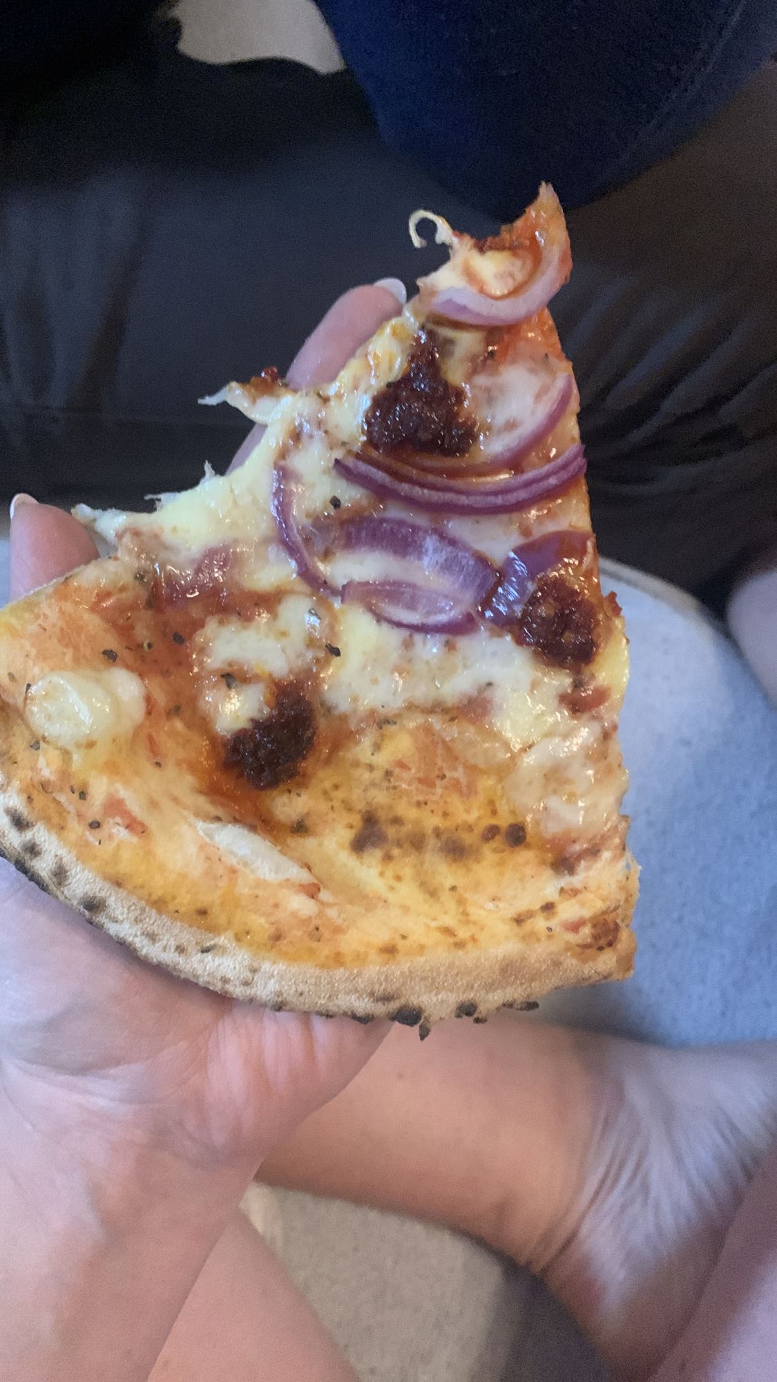 Pizza z cebulą i salami