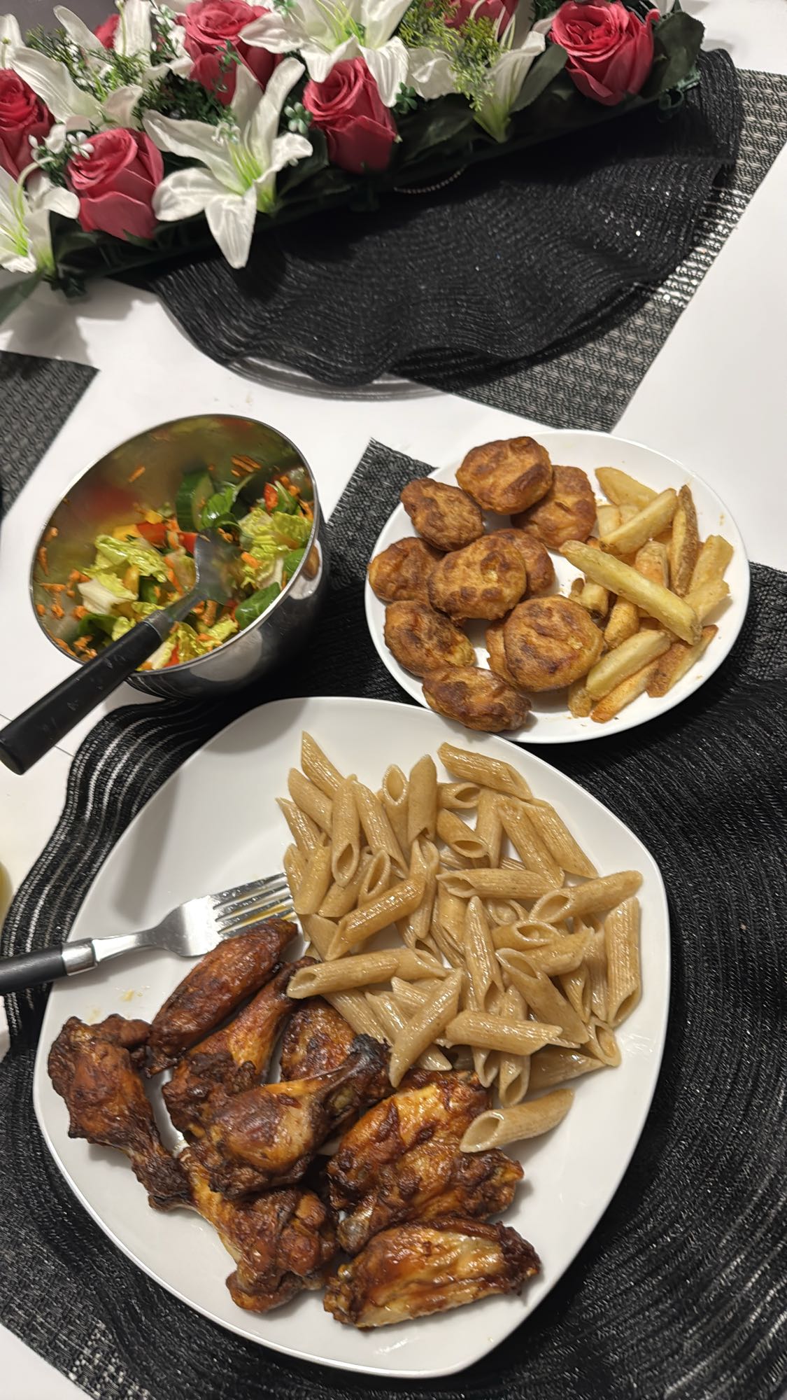 Hähnchen mit Vollkornnudeln und Salat