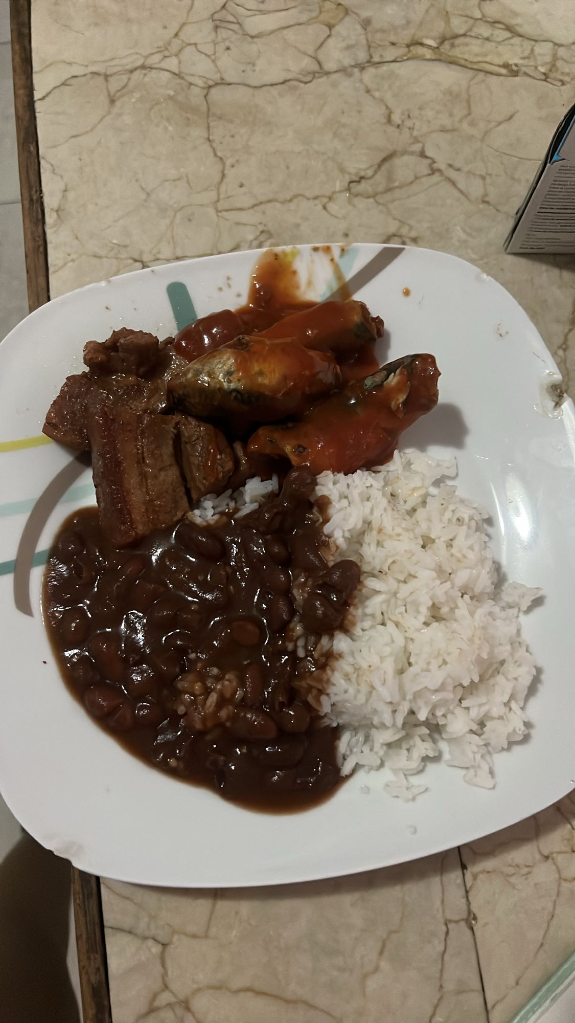 Arroz con frijoles y carne