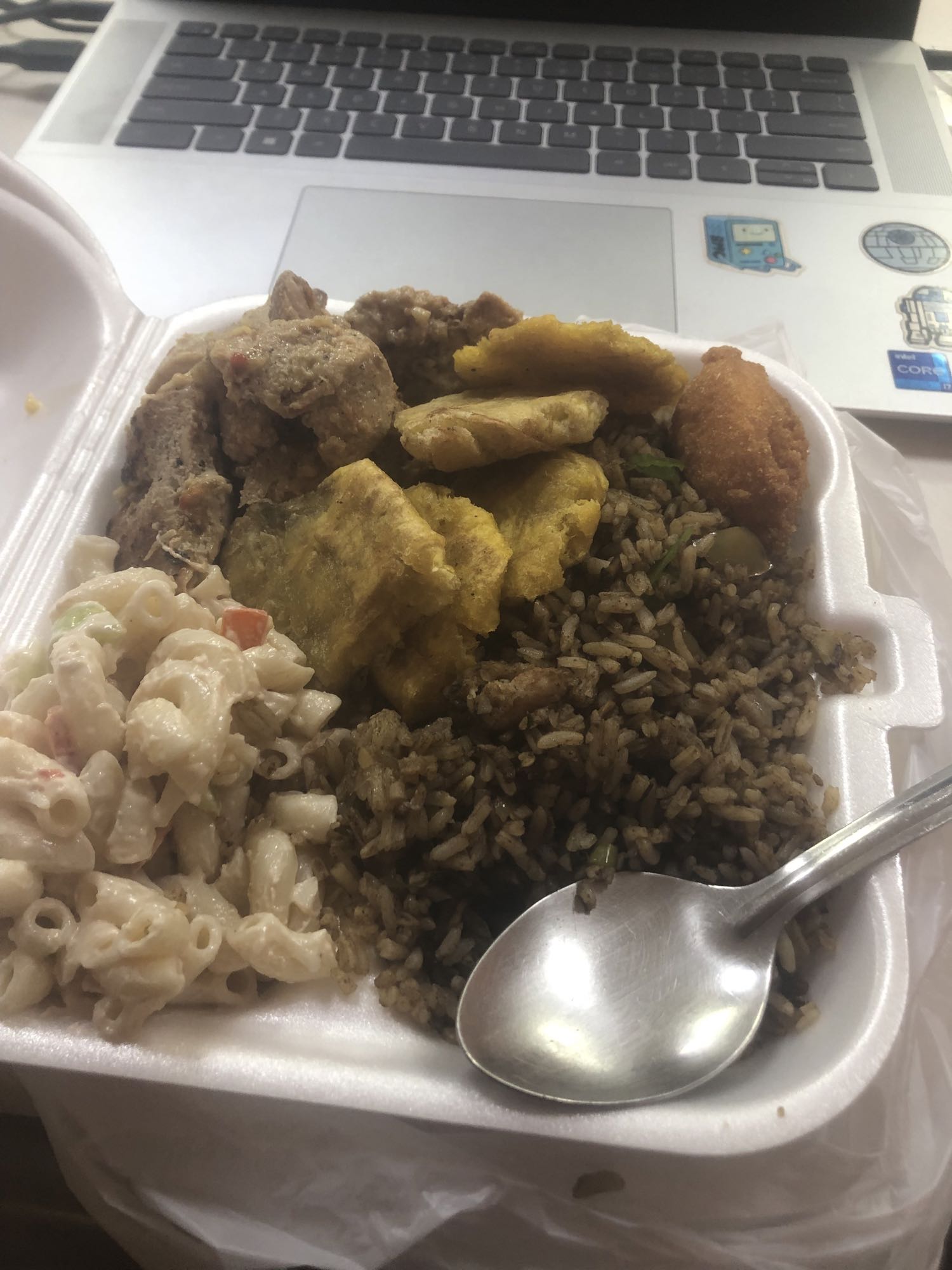 Arroz con carne y tostones